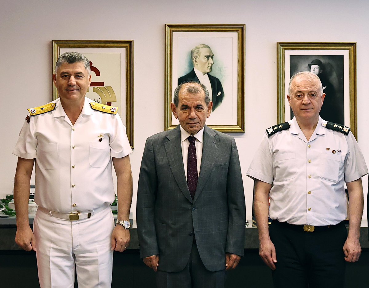 GalatasaraySK's tweet photo. Galatasaray Spor Kulübü Başkanı Dursun Aydın Özbek, İl Jandarma Komutanı Tümgeneral Sayın Yusuf Kenan Topçu ve Sahil Güvenlik Marmara ve Boğazlar Bölge Komutanı Tuğamiral Sayın Serkan Tezel’i Ali Sami Yen Spor Kompleksi RAMS Park’ta ağırladı. 
 
Görüşmenin sonunda karşılıklı hediyeler verilirken, günün anısına hatıra fotoğrafı da çekildi.