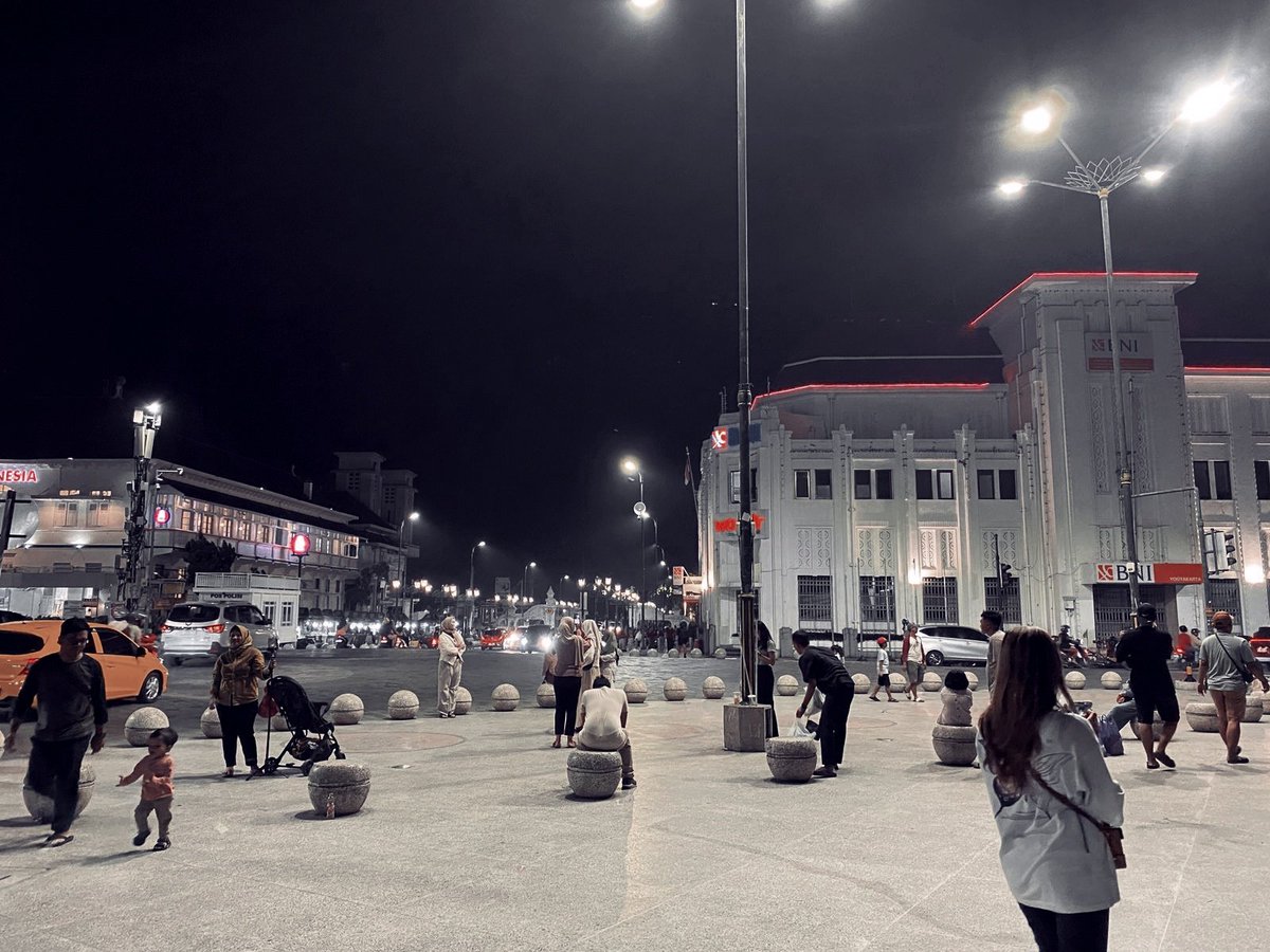 "gimana kalo kita pindah kesini,gi?"
"dan jadi pengangguran gitu?"
"ya ga gitu, keknya nyaman aja"
"Ngga mau"
"Kenapa? Takut jadi pengangguran?"
"Takut kehilangan tempat pulang. Biarin ini jadi kota dimana kita bisa mewaraskan diri, ra. Kita dan jogja, perfect combo kan"