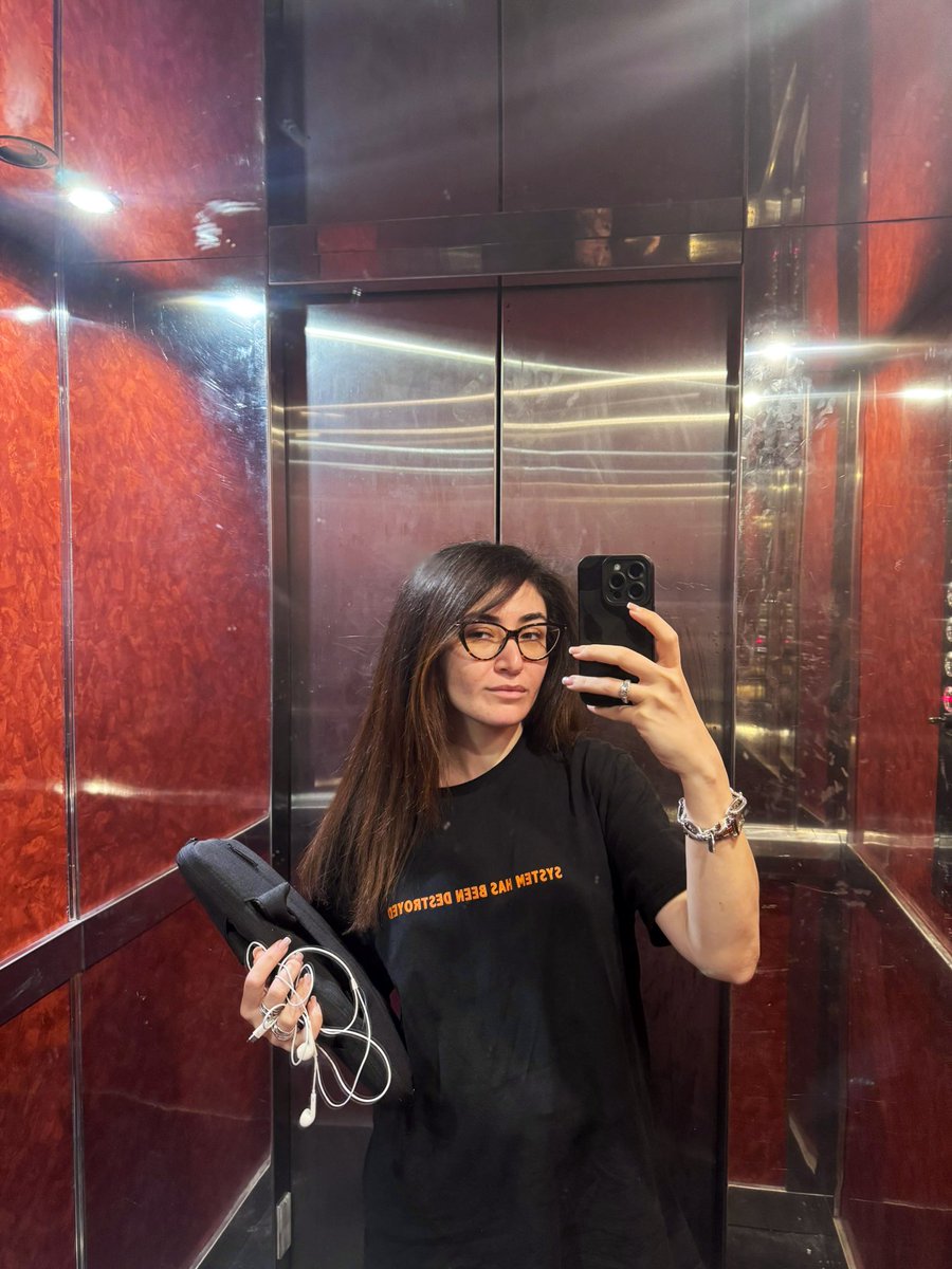 Я люблю лайки, серийно хайплю на чужих проблемах и веду celebrity takedown блог 💅 подписывайтесь