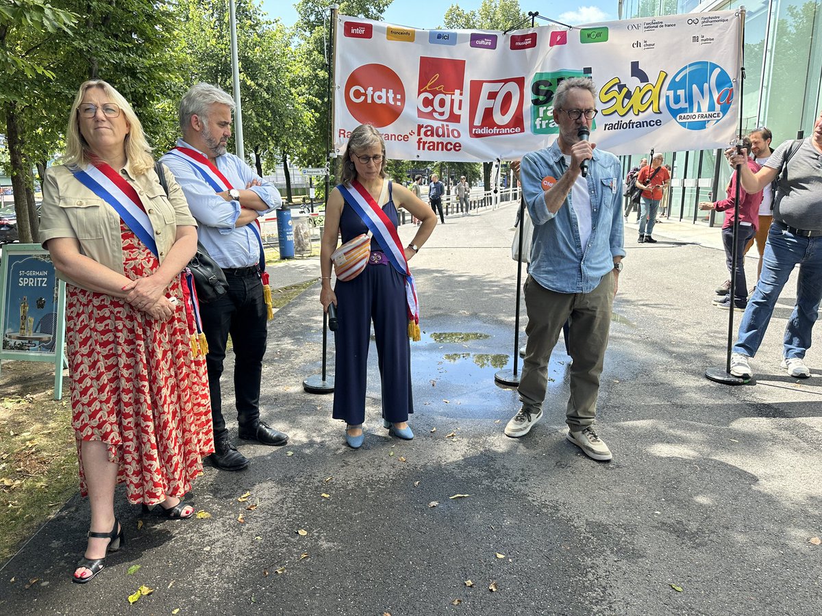 Face au projet de création d’une holding de l’audiovisuel public, face au risque de privatisation de notre service audiovisuel public, face au danger pour l’indépendance de nos services publics de l’information, j’étais présent en soutien aux salariés de #RadioFrance mobilisés !