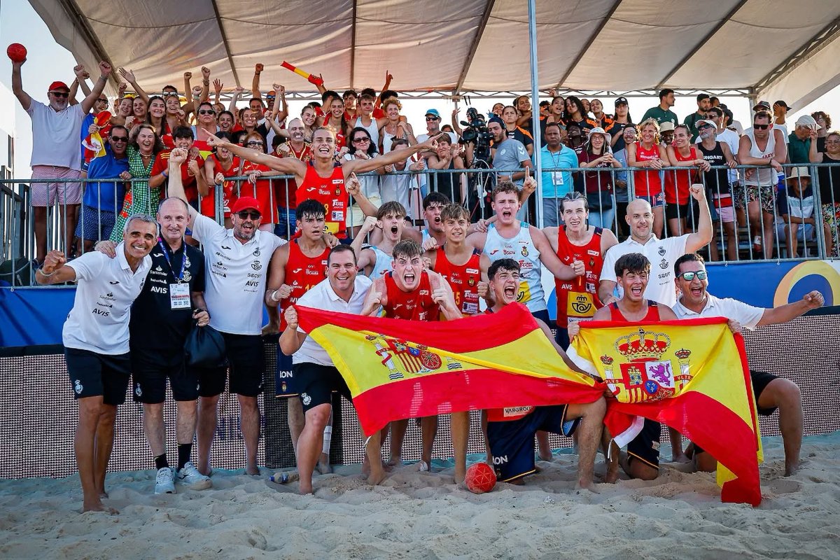 Sebastián Hernández lleva a España a lo más alto del balonmano playa juvenil

El técnico ingeniense dirige a los Hispanos Juveniles de la Arena hacia el título mundial en Túnez tras vencer a Alemania en una final de alto nivel

👉 acortar.link/jb5BYO

#villadeingenio