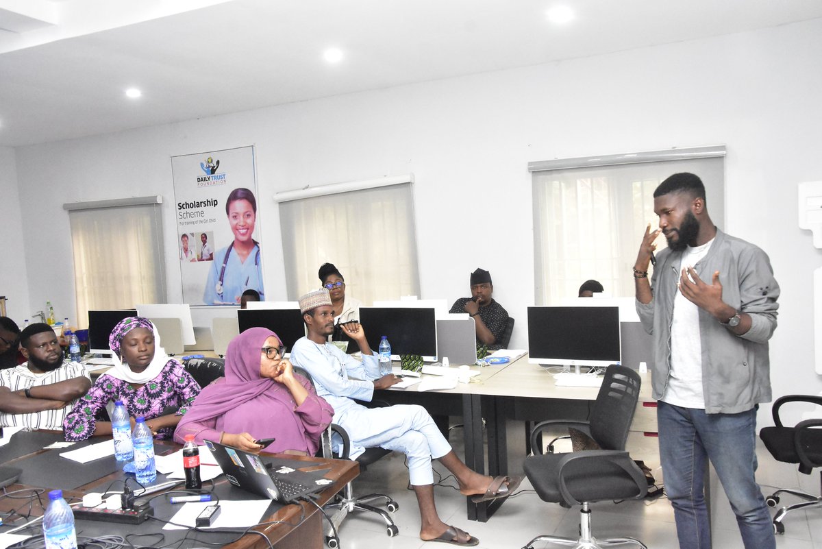 Daily_TrustF's tweet image. Jackson Odeh taking participants through "Crafting Engaging Social Media Content"