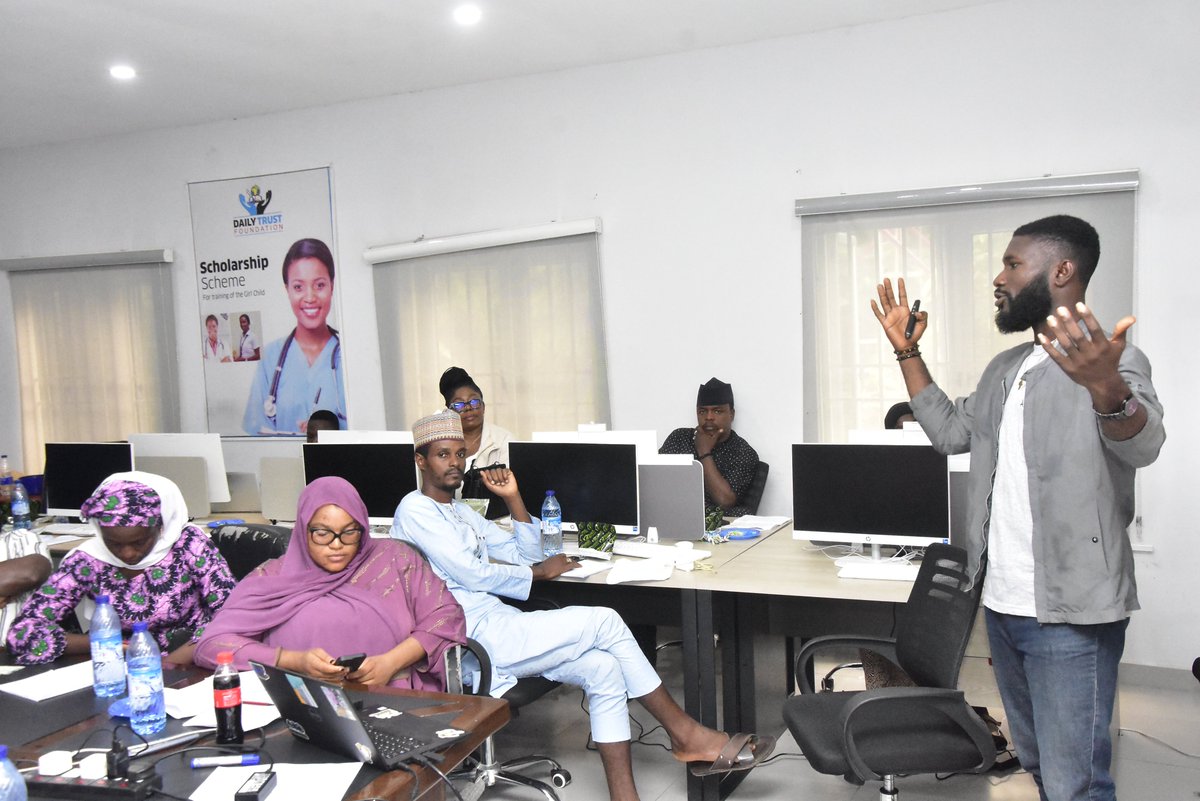 Daily_TrustF's tweet image. Jackson Odeh taking participants through "Crafting Engaging Social Media Content"