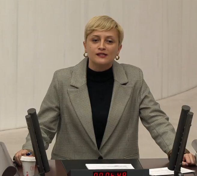 DEM Parti Mersin Milletvekili Perihan Koca: “AKP’nin meclis oyunlarına bu gece bir yenisi daha eklendi. Sahte pusulalarla sahtekarlık yaptılar.”