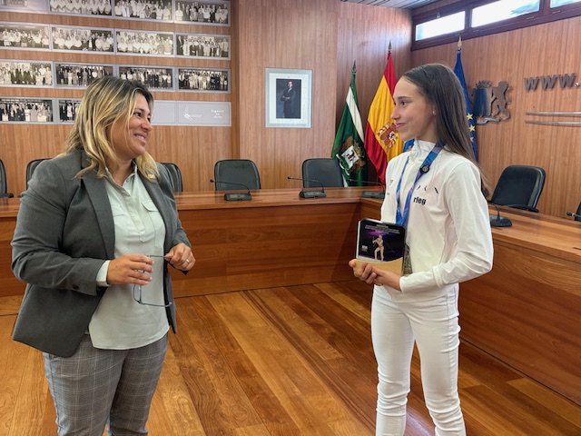 La gimnasta Cynthia Ortega es recibida por la alcaldesa de la Villa de Ingenio en su breve paso por la isla

La joven carrizalera ha logrado alzarse este mes con el título de subcampeona de Europa con la Selección Española Júnior y quinta en el Mundial

👉 acortar.link/O078uL