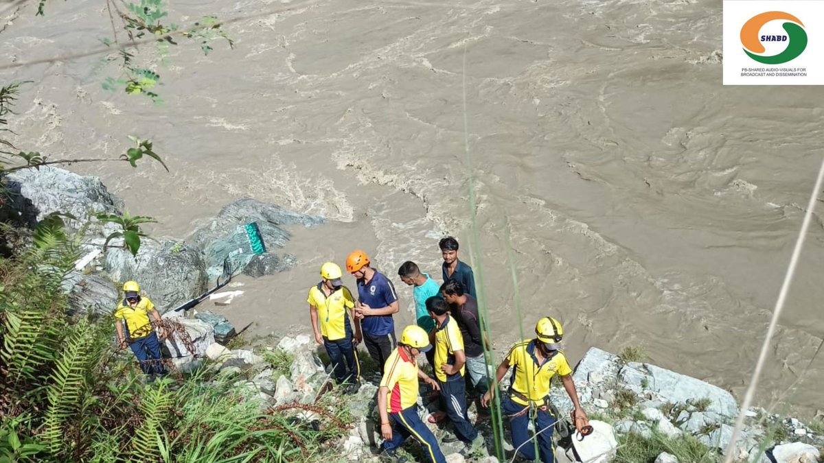 abhaysingh147's tweet image. उत्तराखंड में बड़ा हादसा –
रूद्रप्रयाग के पद 18 सीटर ट्रेवलर बस अलकनंदा नदी में गिरी। 1 यात्री की बॉडी रिकवर हुई, करीब 7 घायल हैं। कुछ लोग लापता हैं। बचाव–राहत कार्य जारी है।
#BusAccident #Rudraprayag अलकनंदा नदी #50DaysToWar2 #ZohranMamdani