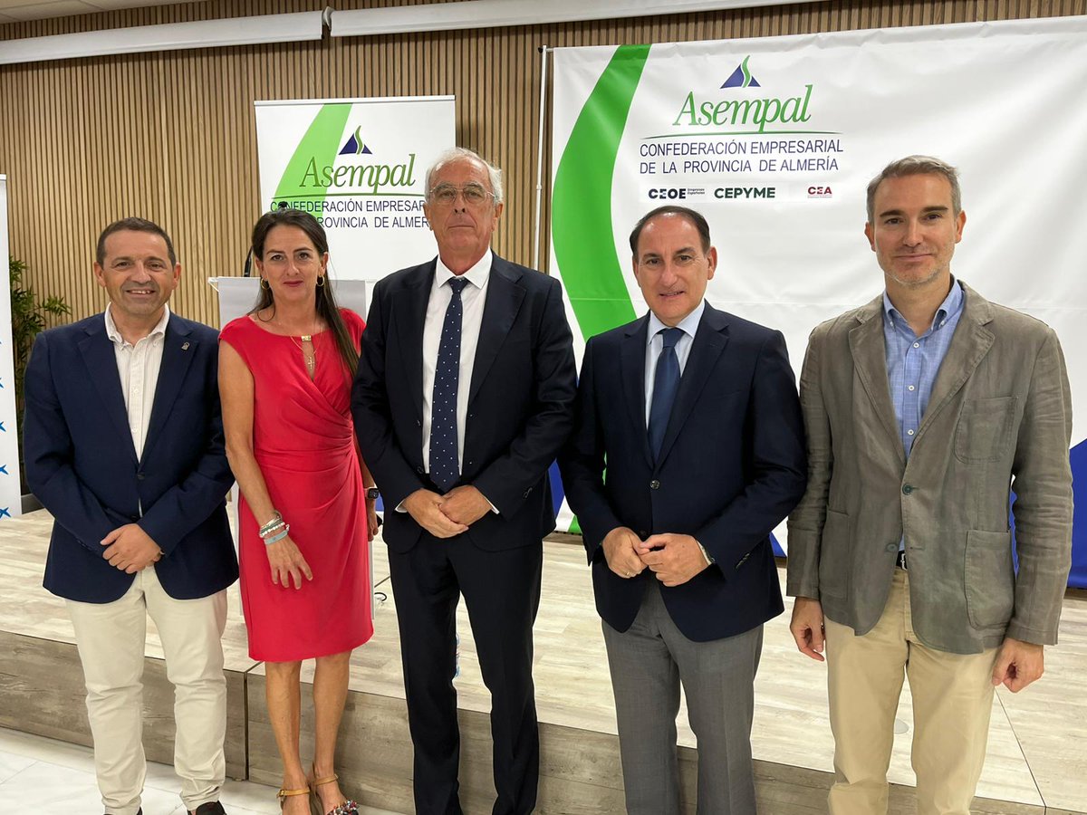 AlmeríaJunta (@almeriajunta) on Twitter photo 🎖La delegada del Gobierno, Aranzazu Martín, y los delegados <a href="/GUILLERMOMACAEL/">GUILLERMO CASQUET FE</a> y <a href="/AmosGhueso/">Amós García Hueso</a> asisten a la entrega de la medalla de oro de <a href="/asempal/">ASEMPAL</a> a José Cano, que estuvo 12 años al frente de esta organización empresarial. 🎖La delegada del Gobierno, Aranzazu Martín, y los delegados <a href="/GUILLERMOMACAEL/">GUILLERMO CASQUET FE</a> y <a href="/AmosGhueso/">Amós García Hueso</a> asisten a la entrega de la medalla de oro de <a href="/asempal/">ASEMPAL</a> a José Cano, que estuvo 12 años al frente de esta organización empresarial.