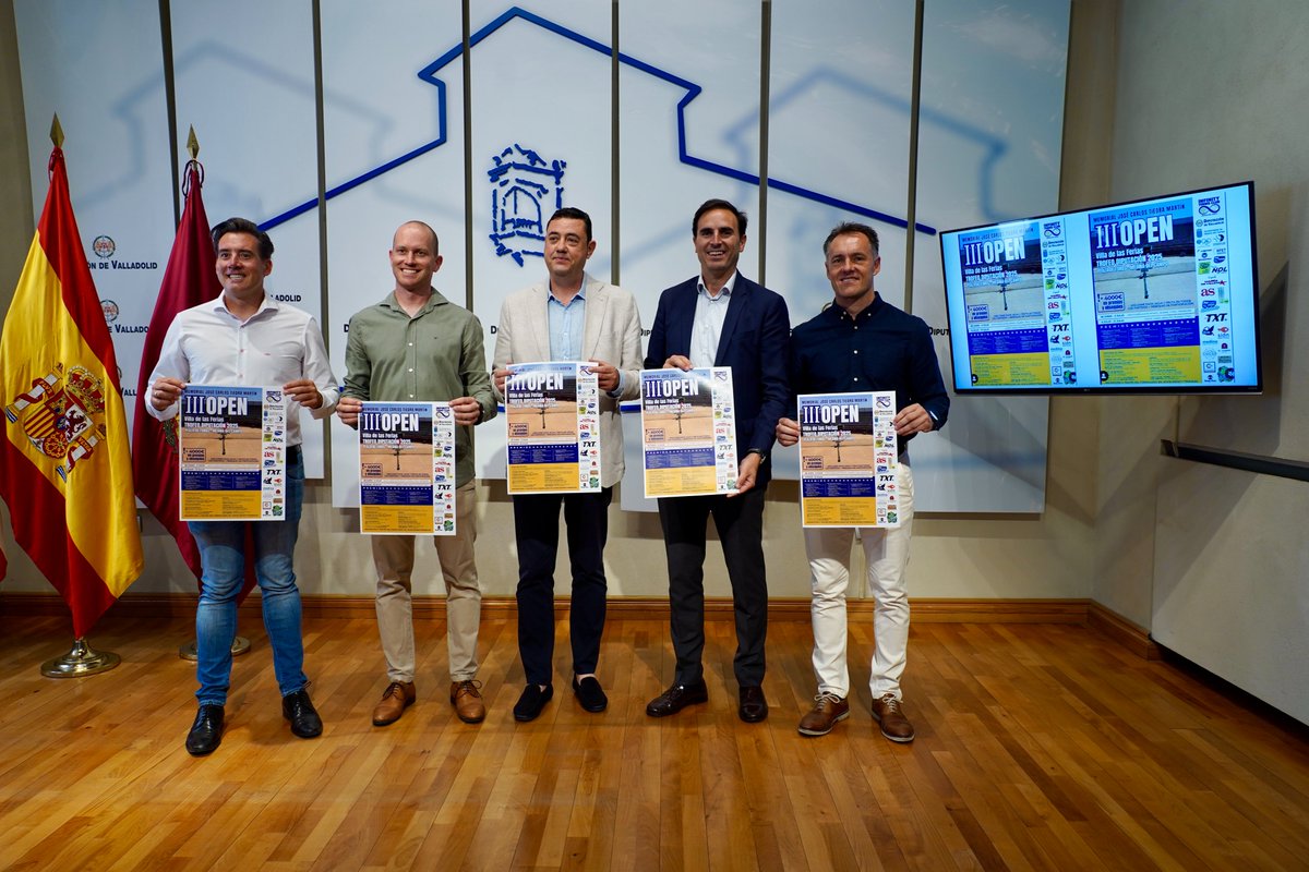DiputaciónValladolid (@dip_va) on Twitter photo 🎾 III Open de tenis Villa de las Ferias Trofeo Diputación.
Los diputados <a href="/GuzmanGomezMdC/">Guzmán Gomez Alonso</a> (alcalde de <a href="/AyuntamientoMDC/">Ayto. MedinadelCampo</a>) y <a href="/javiglezvega/">Javi González Vega</a> presentan la competición que se disputará en la plaza de toros de Medina del Campo.
🗓️ del 28 de junio al 13 de julio y repartirá más de 4.000 🎾 III Open de tenis Villa de las Ferias Trofeo Diputación.
Los diputados <a href="/GuzmanGomezMdC/">Guzmán Gomez Alonso</a> (alcalde de <a href="/AyuntamientoMDC/">Ayto. MedinadelCampo</a>) y <a href="/javiglezvega/">Javi González Vega</a> presentan la competición que se disputará en la plaza de toros de Medina del Campo.
🗓️ del 28 de junio al 13 de julio y repartirá más de 4.000