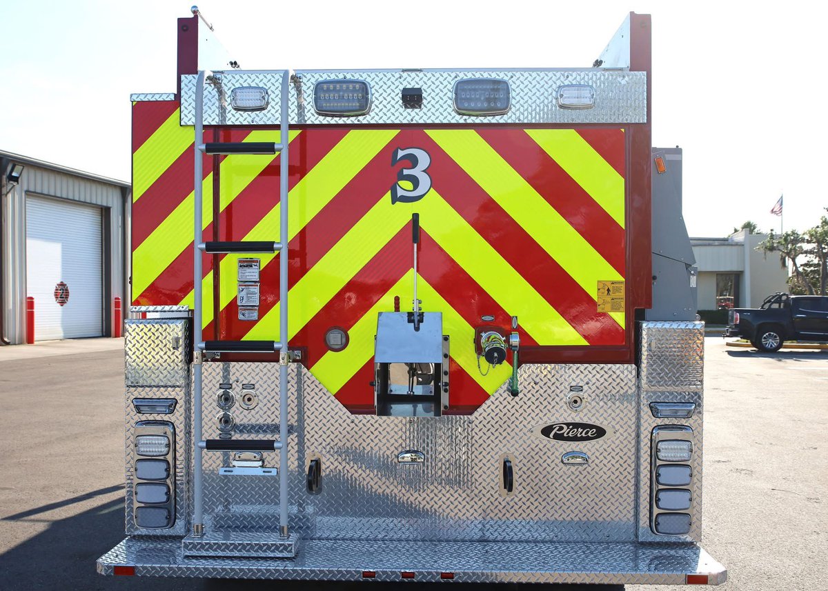 PierceMfg's tweet image. Garden City Fire Department is growing their fleet with this #Freightliner BX #Tanker! 🌷
They procured this tanker to optimize their water capabilities. Hydraulic side dumps on this apparatus can offer efficient and safe operations for their firefighters.