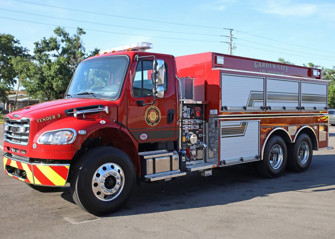 PierceMfg's tweet image. Garden City Fire Department is growing their fleet with this #Freightliner BX #Tanker! 🌷
They procured this tanker to optimize their water capabilities. Hydraulic side dumps on this apparatus can offer efficient and safe operations for their firefighters.