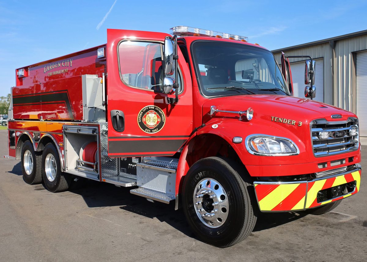 PierceMfg's tweet image. Garden City Fire Department is growing their fleet with this #Freightliner BX #Tanker! 🌷
They procured this tanker to optimize their water capabilities. Hydraulic side dumps on this apparatus can offer efficient and safe operations for their firefighters.