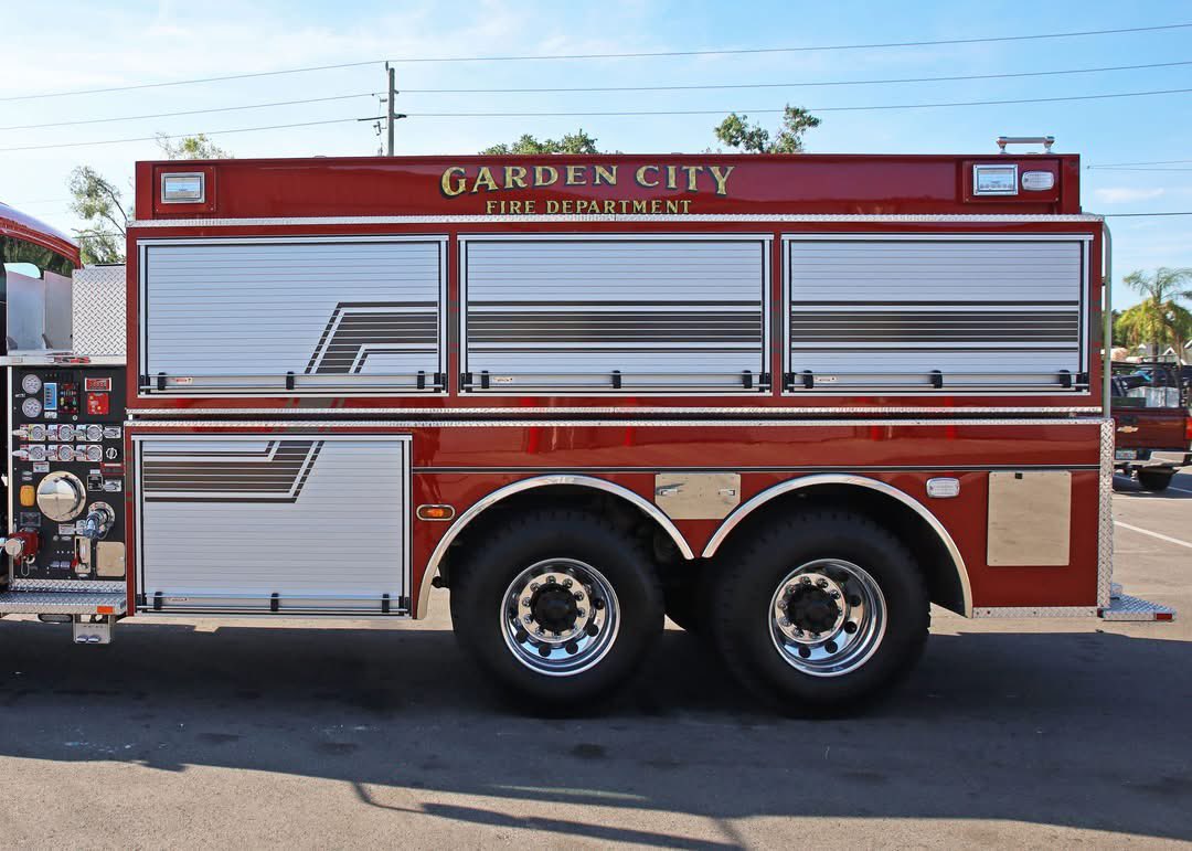PierceMfg's tweet image. Garden City Fire Department is growing their fleet with this #Freightliner BX #Tanker! 🌷
They procured this tanker to optimize their water capabilities. Hydraulic side dumps on this apparatus can offer efficient and safe operations for their firefighters.