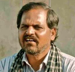 दोनों गरीब ही नही, दलित भी हैं. बड़े चालाकी से ब्राह्मण निर्देशक दीपक कुमार मिश्रा ने इन दो प्रभावशाली करैक्टर को सरनेम नही दिया.

Binod केवल बिनोद ही रखा गया.

Bhushan को बनराकस बना दिया गया. बन राकस का अर्थ है, जंगल का राक्षस या वन का राक्षस. 

सोच कर देखिए क्या कोई माता पिता