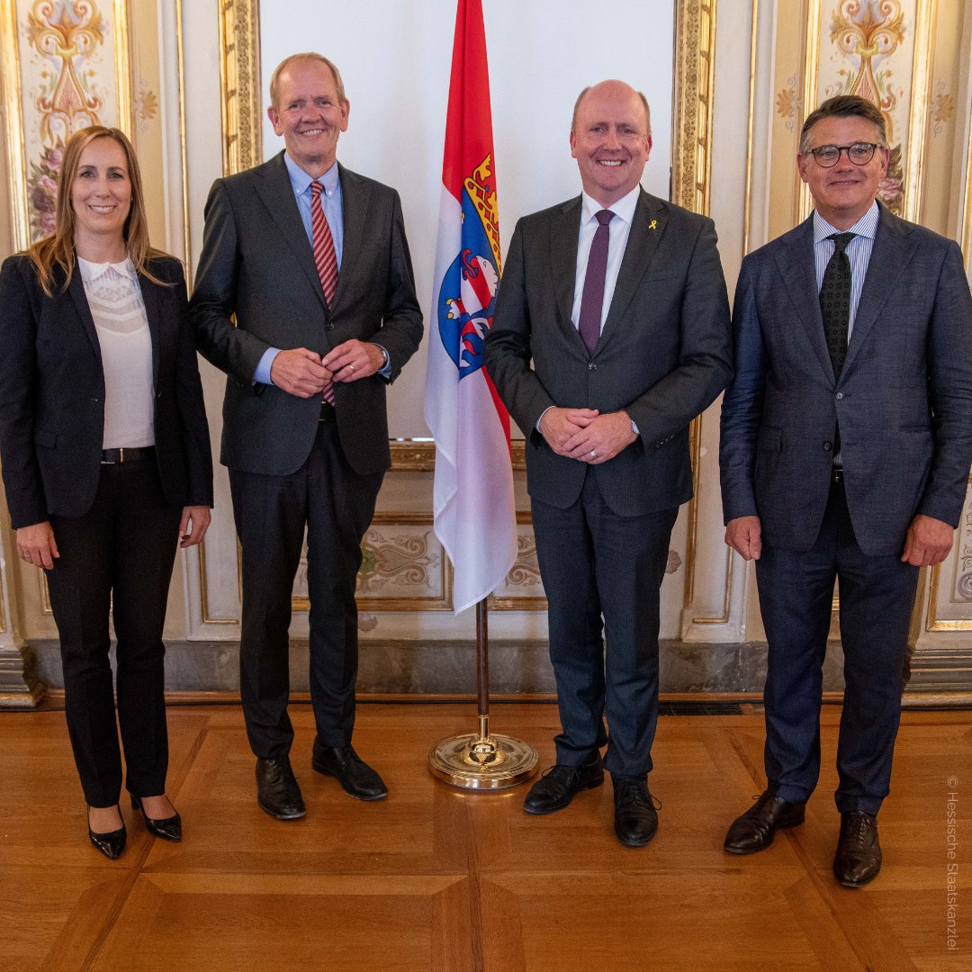 Amtswechsel: Uwe Becker wurde heute von <a href="/Boris_Rhein/">Boris Rhein</a> zum neuen Präsidenten des Hessischen Landesrechnungshof ernannt. Gleichzeitig verabschiedete Rhein den bisherigen Präsidenten Dr. Walter Wallmann nach über 12 Jahren aus seinem Amt. <a href="/RegHessen/">Staatskanzlei Hessen</a> hessenlink.de/pm25-68