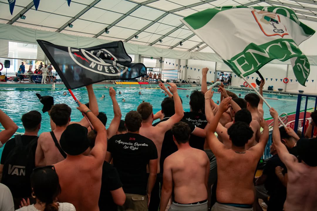 waterpolistacom's tweet photo. Un 𝐀𝐃𝐍 𝐮́𝐧𝐢𝐜𝐨 para llegar a la élite 🖤💚🖤

El Encinas Boadilla apeló a la historia, apeló a la fuerza del grupo, apeló a la ideología de un gran técnico y apeló a la bravura madrileña

Juventud e identidad para la 𝐋𝐄𝐖 ✨💫

#Nacional https://t.co/8rFHXloiaq