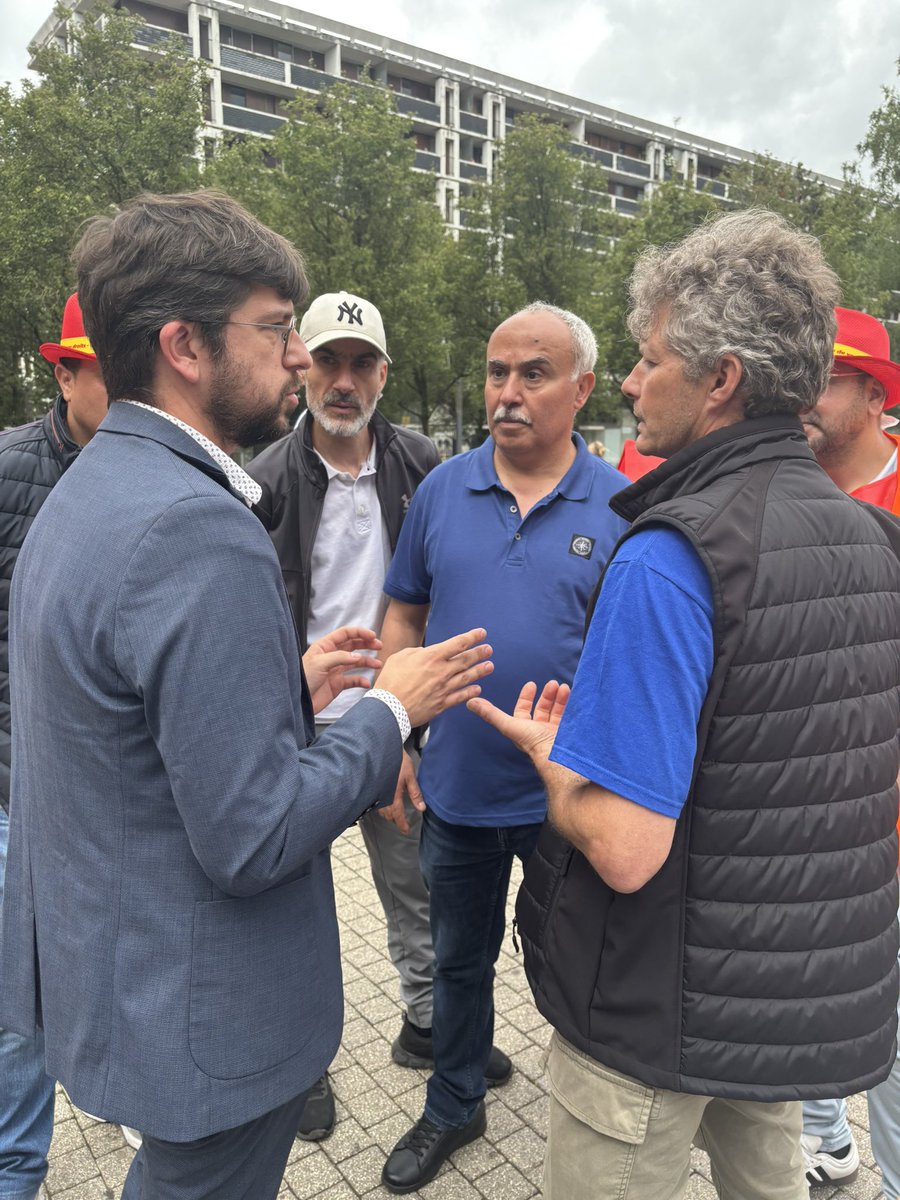 Lille en commun (@lille_en_commun) on Twitter photo 🚨<a href="/Ardeslandes/">Arnaud Deslandes</a>, <a href="/Martin_davidb/">Martin David-Brochen</a> & S.Delacroix ont reçu les salariés d’#EXIDE à #LilleSud.
Comme dit lors du #CMLille, ns sommes à leurs côtés pour garantir leur accompagnement & défendre l’emploi. Nous veillerons avec eux aux engagements de l’employeur & des autorités compétentes. 🚨<a href="/Ardeslandes/">Arnaud Deslandes</a>, <a href="/Martin_davidb/">Martin David-Brochen</a> & S.Delacroix ont reçu les salariés d’#EXIDE à #LilleSud.
Comme dit lors du #CMLille, ns sommes à leurs côtés pour garantir leur accompagnement & défendre l’emploi. Nous veillerons avec eux aux engagements de l’employeur & des autorités compétentes.