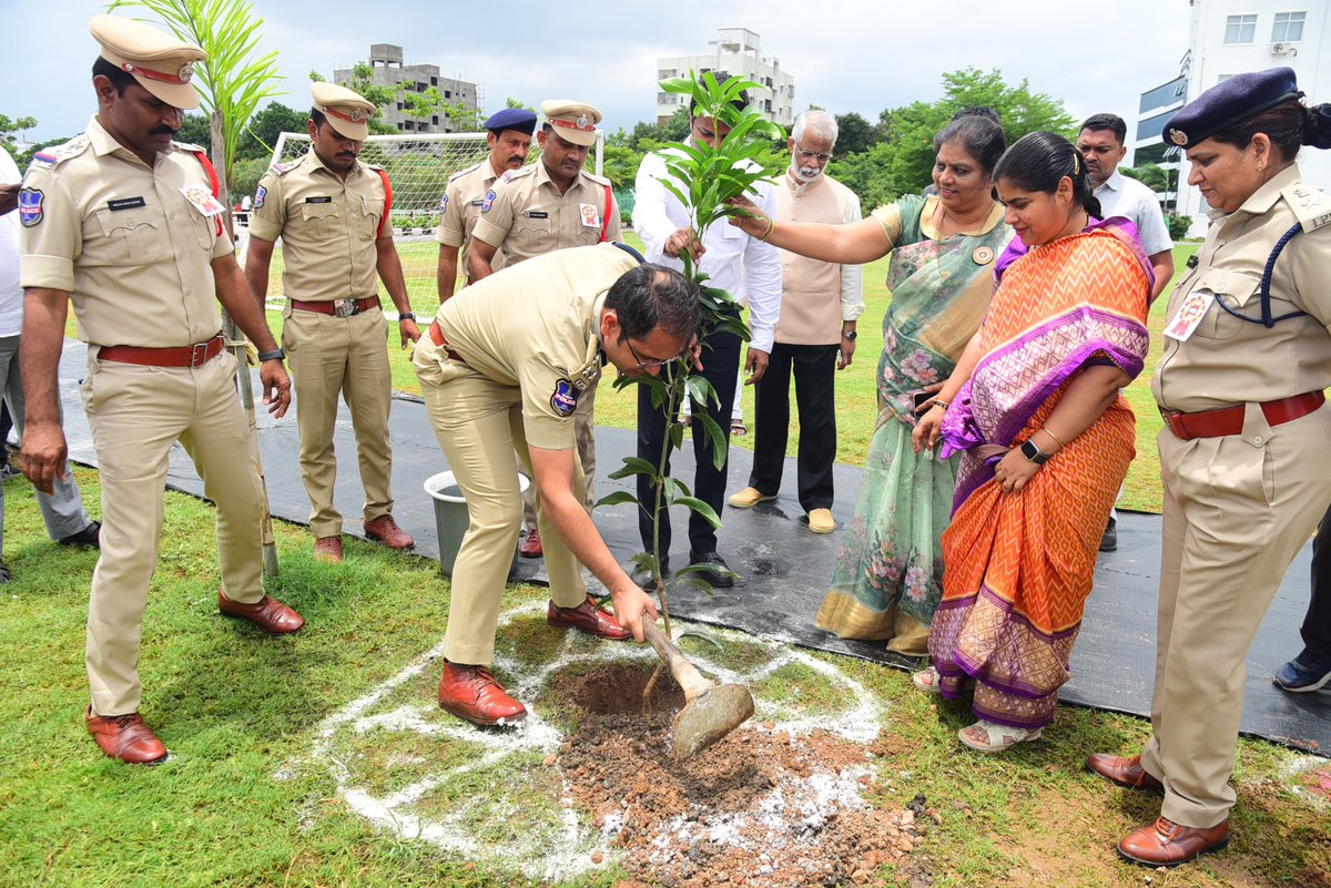 warangalpolice's tweet photo. యువత మత్తుకు బానిసలుగా మరొద్దు
-వరంగల్ పోలీస్ కమిషనర్ సన్ ప్రీత్ సింగ్, IPS.

యువత మత్తు పదార్ధాలకు బానిసలుగా మరొద్దని వరంగల్ పోలీస్ కమిషనర్ యువతకు పిలుపునిచ్చారు. అంతర్జాతీయ మాదక ద్రవ్యాల దుర్వినియోగ వ్యతిరేక దినోత్సవాన్ని పురస్కరించుకొని హనుమకొండ డివిజినల్  పోలీసుల ఆధ్వర్యంలో భీమారంలోని ఎస్. వీ. ఎస్ కళాశాలో ఏర్పాటు చేసిన కార్యక్రమనికి ముఖ్య అతిదులుగా హాజరైన వరంగల్ పోలీస్ కమిషనర్, వరంగల్ జిల్లా కలెక్టర్ డా. సత్య శారద, జిడబ్ల్యూఎంసి కమిషనర్ చాహత్ బాజ్ పాయ్ ముందుగా కాలేజీ ఆవరణలో  ముందుగా మాదక ద్రవ్యాలకు వ్యతిరేకంగా మొక్కలను నాటారు. అనంతరం ఏర్పాటు చేసిన సమావేశం పోలీస్ కమిషనర్ మాట్లాడుతూ వరంగల్ పోలీస్ కమిషరేట్ మాదక ద్రవ్యాలను తరిమికొట్టాల్సిన భాధ్యత మనందరి పై వుందని, మత్తు పదార్ధాలకు యువత దూరంగా వుండాలని,  డ్రగ్స్ కారణంగా యువత భవిష్యత్తు అంధకారంగా మారుతుందని, యువత డ్రగ్స్ పై పోరాటం చేయాలని, వరంగల్ పోలీస్ కమిషనరేట్ పరిధిలో ఎవరైనా మత్తు పదార్ధాలు విక్రయించినా, వినియోగించినా పోలీసులకు సమాచారం అందించాలని పోలీస్ కమిషనర్ తెలిపారు. వరంగల్ కలెక్టర్ మాట్లాడుతూ మత్తు పదార్థాలను అరికట్టేందుకు ప్రజలు యువత విద్యార్థులు కలసికట్టుగా ముందడుగు వేసి వరంగల్ ను డ్రగ్స్ రహిత జిల్లాగా మారుద్దామని అన్నారు. సమాజంపై మాదకద్రవ్యాల వల్ల కలిగే దుష్పరిణామాలపై ప్రజల్లో అవగాహన పెంపొందించేందుకు ప్రతి ఒక్కరూ కృషి చేయాలన్నారు. జిడబ్ల్యూఎంసి కమిషనర్
మత్తు పదార్థాల బారిన పడకుండా తల్లిదండ్రులు జాగ్రత్తపడాలన్నారు. యువత మత్తు పదార్థాల జోలికి వెళ్లొద్దన్నారు.
అనంతరం మాదక ద్రవ్యాలకు వ్యతిరేకం సంఘటితం అవుతామని, సమాజం నుండి మాదక ద్రవ్యాలను తరిమి వేద్దామని విద్యార్థుల చేత ప్రతిజ్ఞ చేయించారు.
ఈ కార్యక్రమంలో సెంట్రల్ జోన్ డీసీపీ షేక్ సలీమా, ఏసీపీలు నర్సింహా రావు, కాజీపేట్ ఏసీపీ ప్రశాంత్ రెడ్డి, ఇన్స్ స్పెక్టర్లు రవికుమార్, శివకుమార్, రంజిత్ కుమార్, కేంద్ర సాహిత్య అవార్డు అంపశయ్య నవీన్, ఆచార్య రవికుమార్, అనిత ఇతర పోలీస్ అధికారులు సిబ్బంది పాల్గొన్నారు.
@cpwarangal @TelanganaDGP @TelanganaCOPs #drugfreesociety #drugfreewarangal
