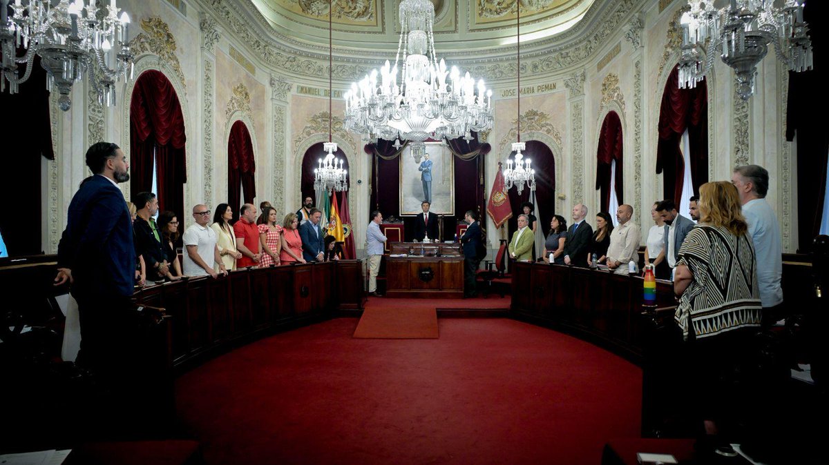 🔵 Nuevo paso del Ayuntamiento para facilitar el acceso a la vivienda en #Cádiz 

✅ El Pleno aprueba inicialmente la modificación del PGOU para reducir los ejes comerciales y permitir uso residencial en locales comerciales y edificios que sean terciarios

✅ El Ayuntamiento se