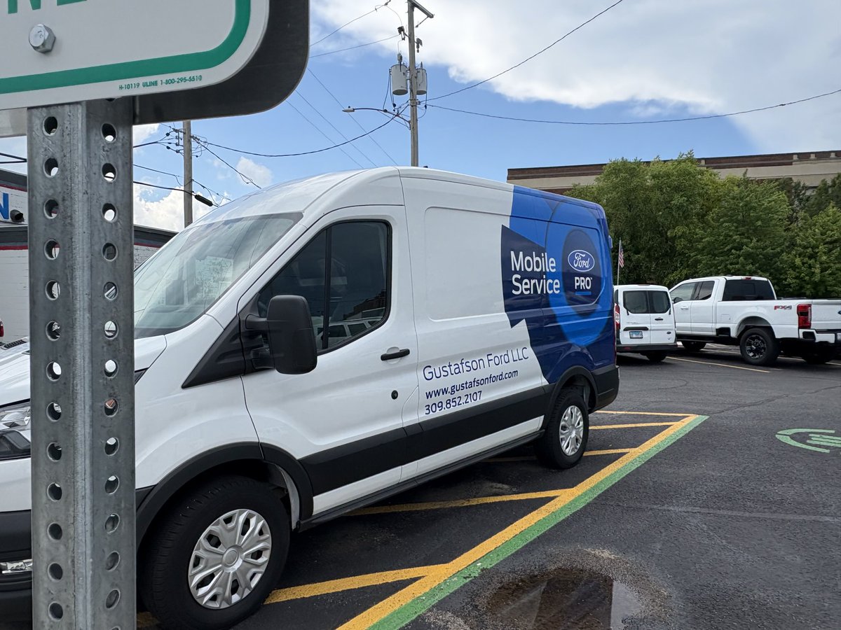 EVPoliticsUSA's tweet image. Gotta love this @Ford dealer in southern Illinois, just east of Iowa. Small town yet he has three fast charging units for EVs. Clean as surgical tools. Work perfectly.
If you are on road trip visit + charge! 12 minutes south of I-80. Pretty drive too; Kewanee, Illinois