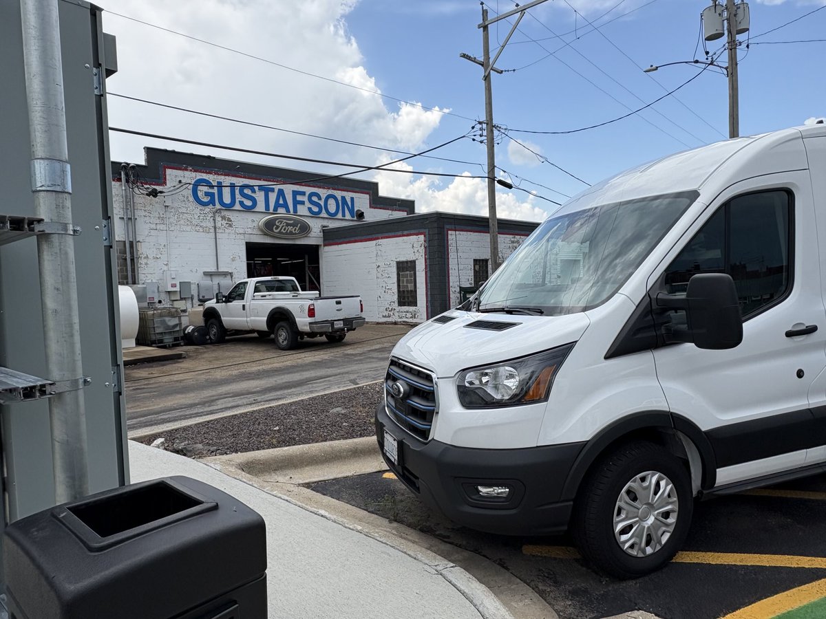 EVPoliticsUSA's tweet image. Gotta love this @Ford dealer in southern Illinois, just east of Iowa. Small town yet he has three fast charging units for EVs. Clean as surgical tools. Work perfectly.
If you are on road trip visit + charge! 12 minutes south of I-80. Pretty drive too; Kewanee, Illinois