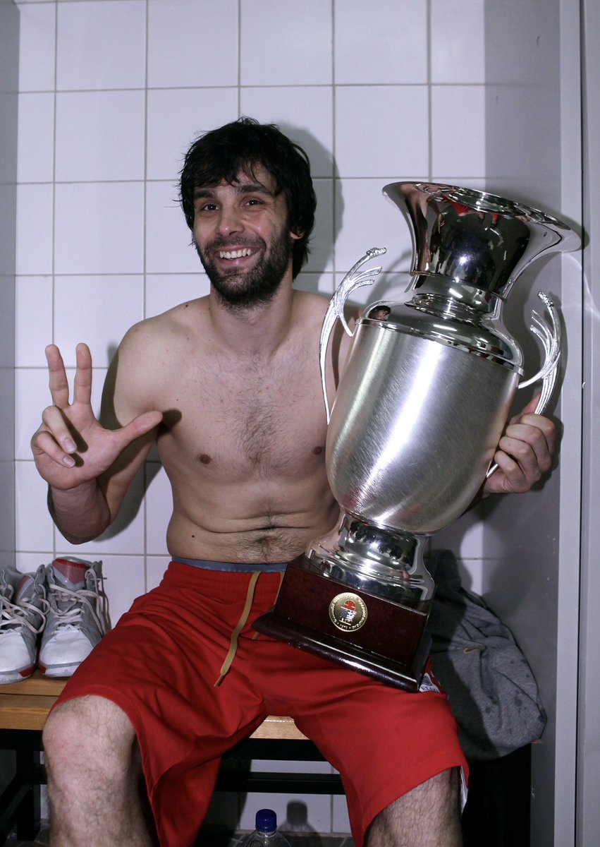 Olympiacos_BC's tweet photo. 🙌🏽 Ένας αληθινός μάεστρος του μπάσκετ αποφάσισε να κρεμάσει τα παπούτσια του!

Μίλος Τεόντοσιτς σε ευχαριστούμε για όλα όσα πρόσφερες στην ομάδα μας, αλλά και συνολικά στο ευρωπαϊκό μπάσκετ. 

Σου ευχόμαστε κάθε επιτυχία στο επόμενο κεφάλαιο της ζωής σου.

~~~~~~~~~~~~~~~~~~~

🙌🏽 A true maestro of basketball has decided to hang up his sneakers.

Milos Teodosic, thank you for everything you’ve given to our team and to European basketball as a whole.

We wish you all the best in the next chapter of your life.

#OlympiacosBC