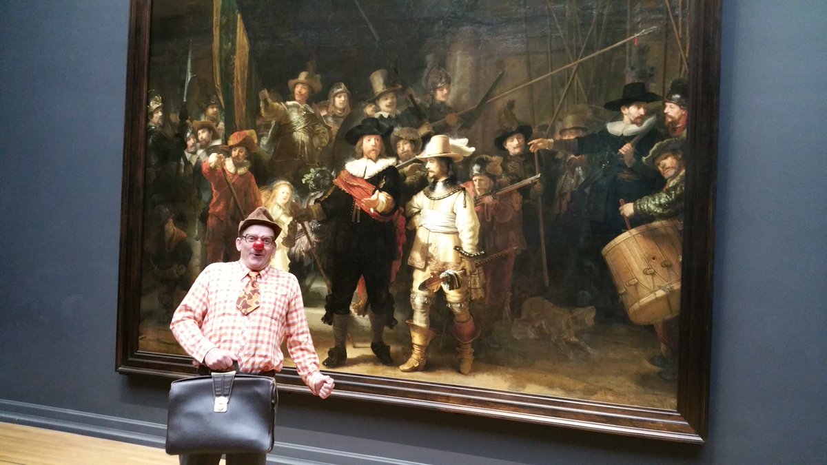 ClownPowie's tweet photo. Powie's #jubileum; ideaal om meer prachtige herinneringen te delen. Op de dag af 10 jaar terug dat Powie '#Prachtnacht' in het #Rijksmuseum mocht opfleuren. Alleen voor zieke kindjes en familie. WAUW, #ClownPowie en de #Nachtwacht gewoon in 1 adem genoemd en samen vereeuwigd ❤️ https://t.co/IbI4sc2Mjm