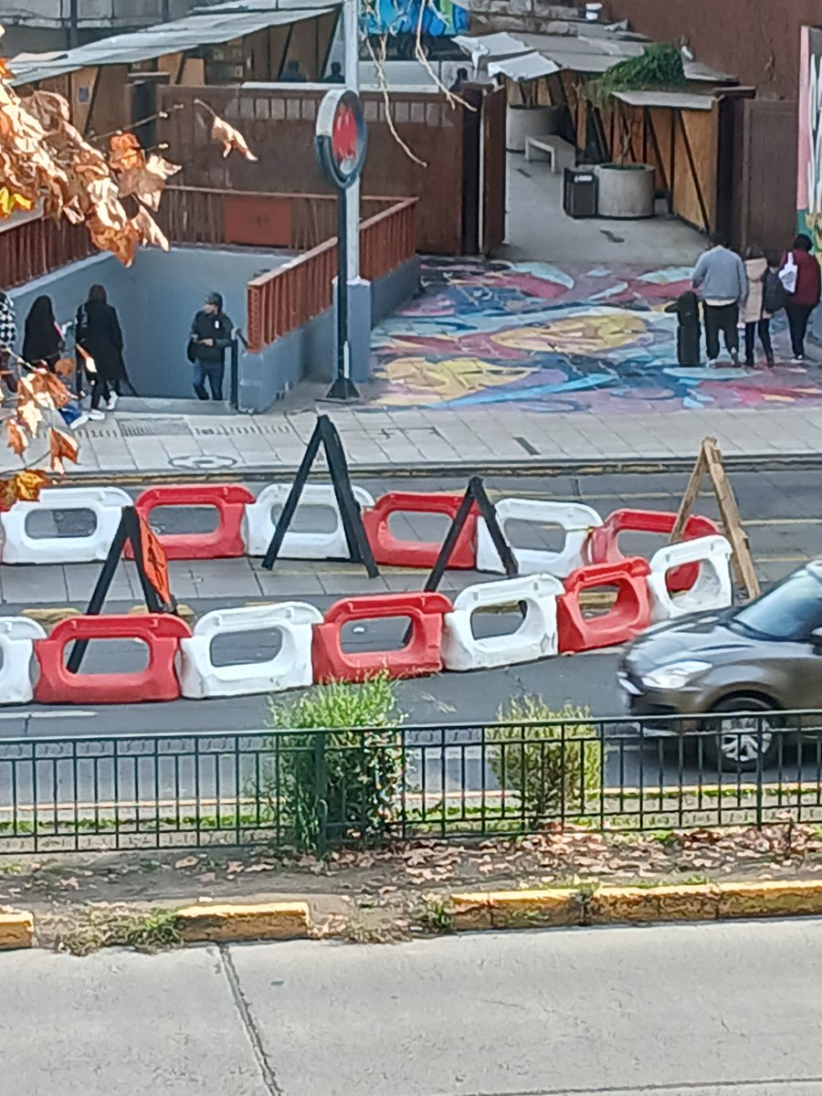 Droguetta's tweet photo. @Muni_Stgo 2 días con trafico intervenido y sin trabajos realizados.... cual será la idea,  cobrar por nada😎 https://t.co/YWWH90IwDA