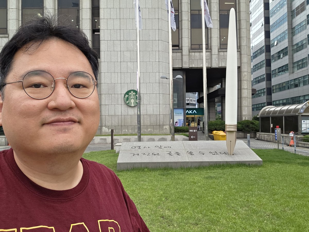 HyuntaekLeehere's tweet image. Selfie at the Unbendable Pen statue at the Korea Press Center, inscribed with “I cannot write a false article in front of history.” Today is my last day as an editorial board member of the Journalists Association of Korea newspaper. I was honored to work with this amazing team.