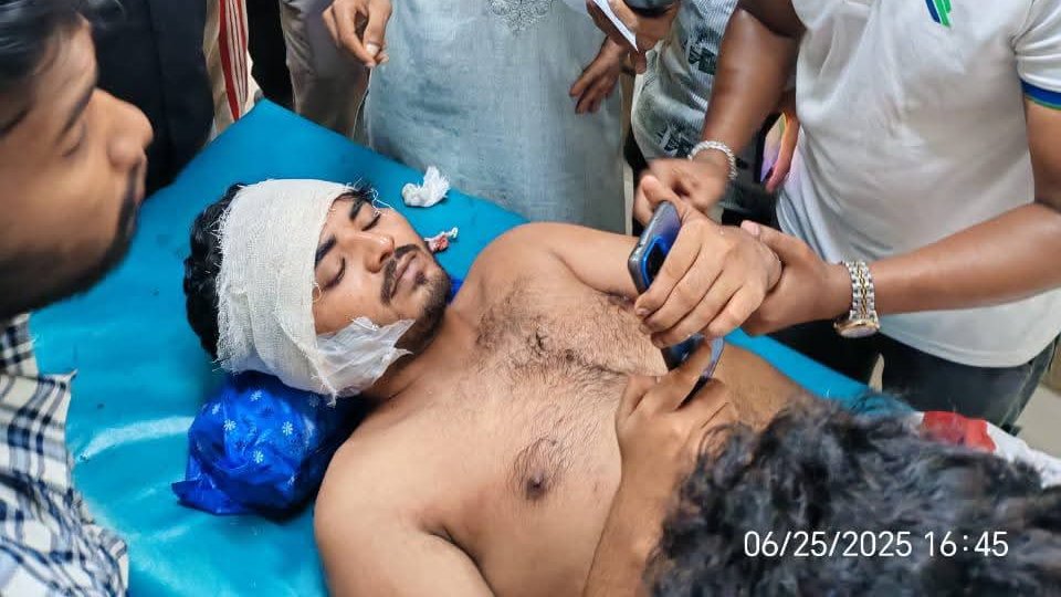 মাদারীপুরে বৈষম্য বিরোধী ছাত্র আন্দোলনের সদস্য সচিবকে হাতুড়িপেটা, গুরুতর আহত