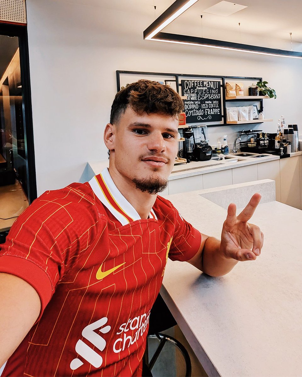 CaminhantesLFC's tweet image. 🎙️🇭🇺🔴 Milos Kerkez diz que se sente honrado em ser jogador do Liverpool e destaca desejo por títulos: &quot;Estou muito feliz. É uma verdadeira honra paraim, um privilégio vir jogar por um dos maiores clubes do mundo, o maior clube da Inglaterra. Estou muito, muito feliz e animado.…