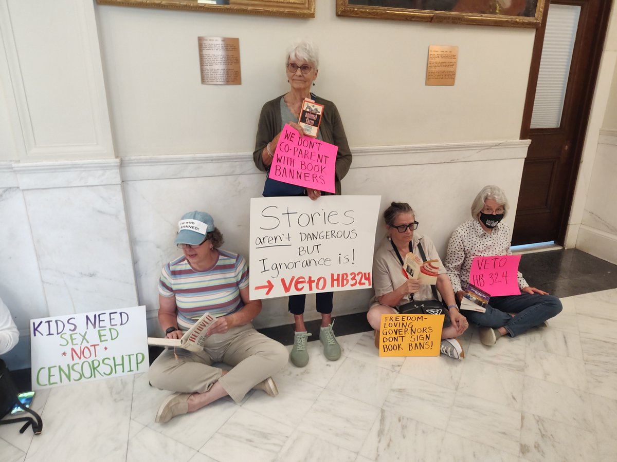 KlandriganUL's tweet photo. No Book Bans Coalition w/partners (MomsRising, ACLU, NEA-N.H., AFT, Engage N.H.) stage "read-in" outside @KellyAyotte office urging her to veto HB 324 that critics label as a book ban that could sanction teachers. #nhpolitics
https://t.co/0jjeSnWRYj https://t.co/GP6DbgPr6j