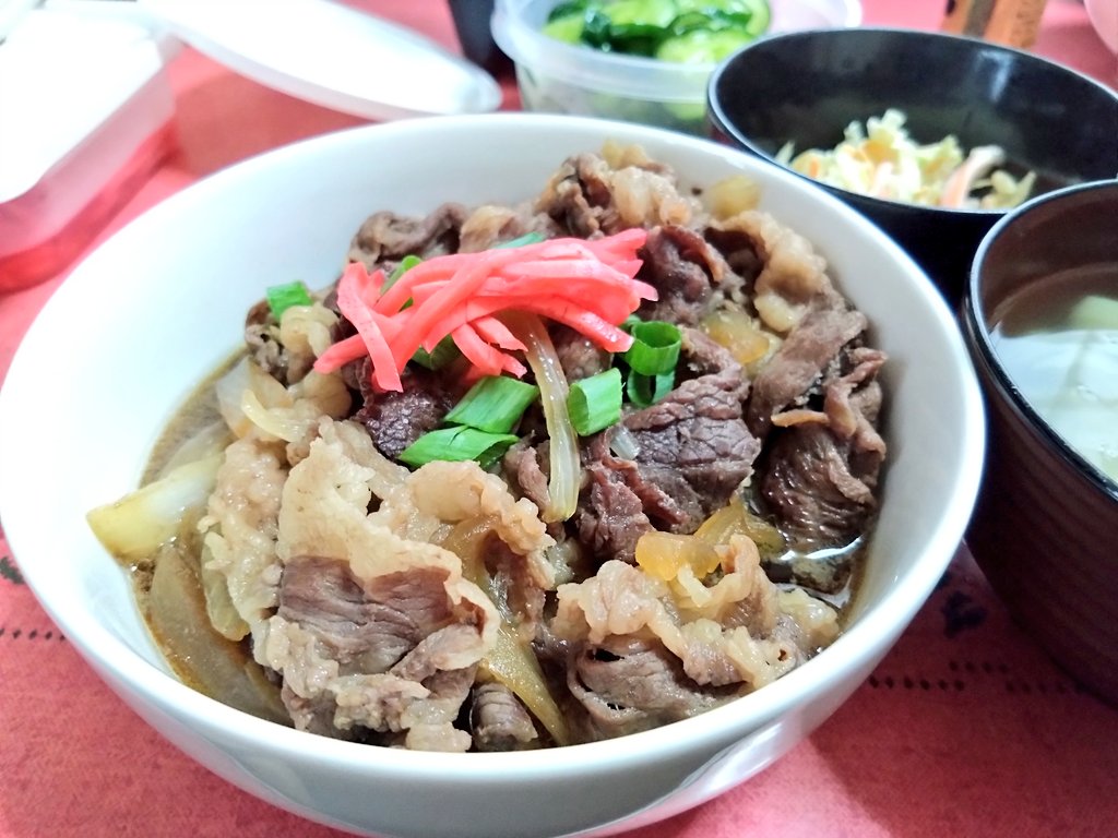 hato_93's tweet photo. 今日は旦那様のリクエスト #牛丼 #コールスロー #きゅうりの辛子漬け
牛丼は和牛にしたから少しこってり…
でも松屋みのある味で満足♪
温玉のせるはずが失敗してわたしのお腹の中
(๑´ڡ`๑)
きゅうりの辛子漬けは初めて作ったけどイマイチ！🥲笑
#夕ご飯 #晩ごはん
#おうちごはん
#おうちごはん𓎩𓌉𓇋 https://t.co/O2yWMUFLXo