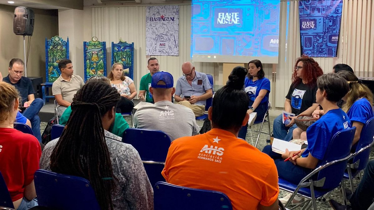 Felicidades a la querida Zaida del Río, quien recibió este #25deJunio el Premio Maestro de Juventudes de la <a href="/ahsjovenescuba/">Asociación Hermanos Saíz</a>, como cierre a una jornada de debate útil y aportador de su Consejo Nacional.
Qué privilegio acompañar a la joven vanguardia artística de #Cuba
#HonrarHonra