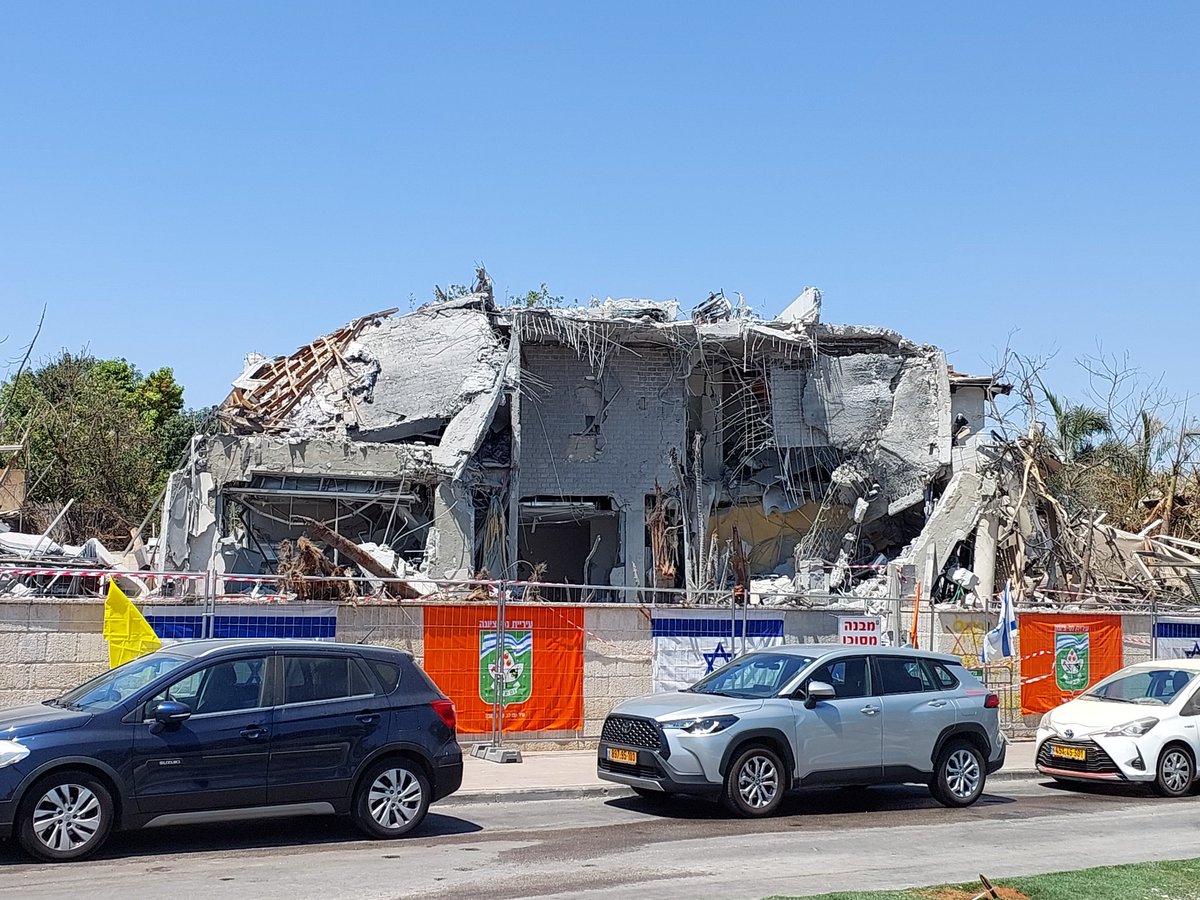 לא. לא כולם חזרו לשגרה. א.נשים עסוקים בהלוויות. משפחות רבות ללא בית. עסקים סגורים כי המקום חטף טיל או שהבעלים במילואים. ו-50 משפחות שמחכות כבר 629 ימים. איך זה לא הדבר היחיד שמעסיק כרגע א.נשים לעזאזל? ובייחוד במוקדי הכוח, שעסוקים רק בהרס וחורבן במקום בשיקום ושמירה על החיים.