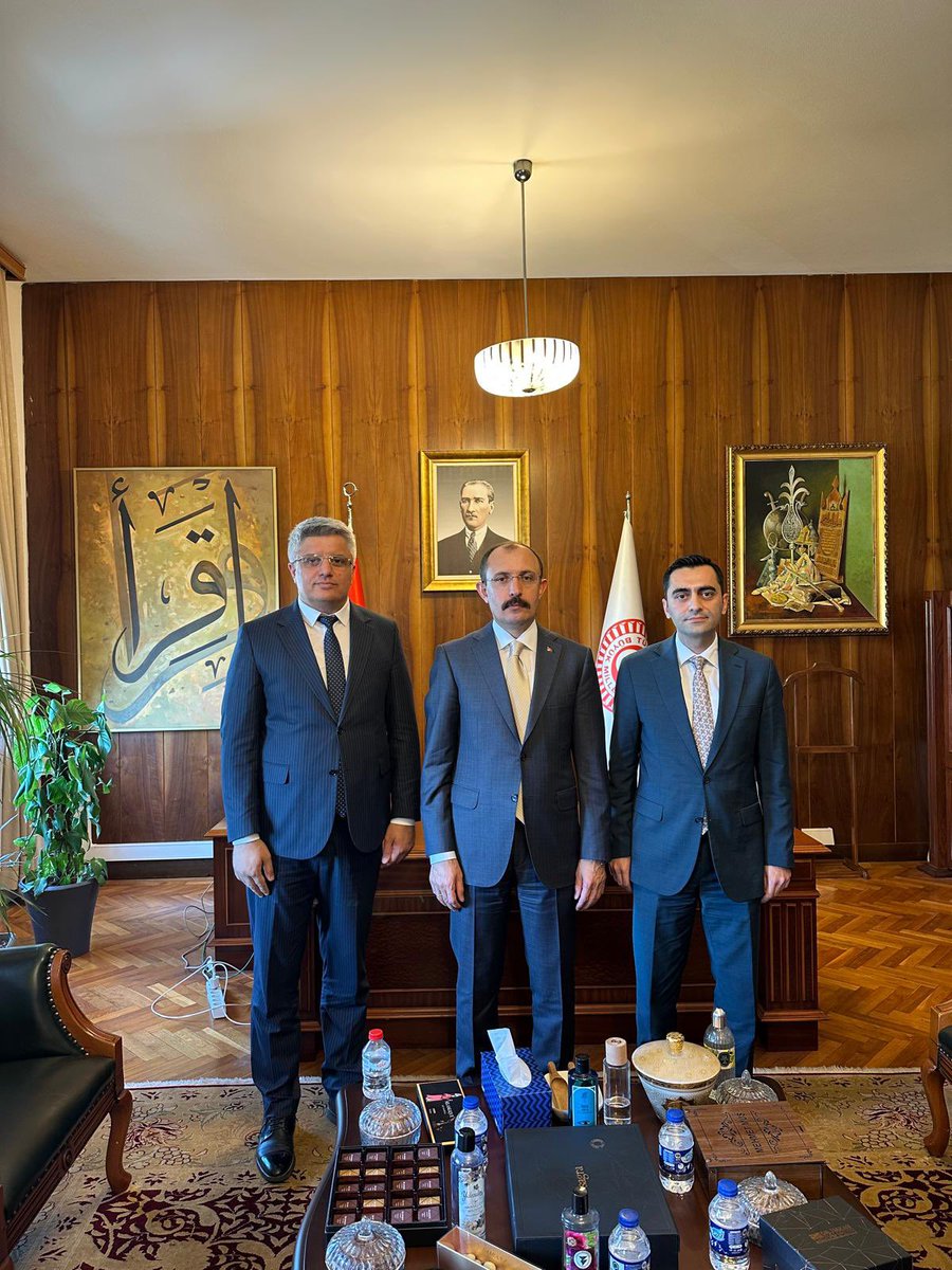 Kaymakamımız Sn. Taha GENÇ, Samsun İl Milli Eğitim Müdürü Dr. Sn. Murat AĞAR ile birlikte Plan ve Bütçe Komisyonu Başkanı ve Samsun Milletvekilimiz Sn. Mehmet MUŞ’u ziyaret etti. 

Ziyarette ilçemize yapılması planlanan projeler hakkında istişarelerde bulunuldu.
Sn. Bakanımıza