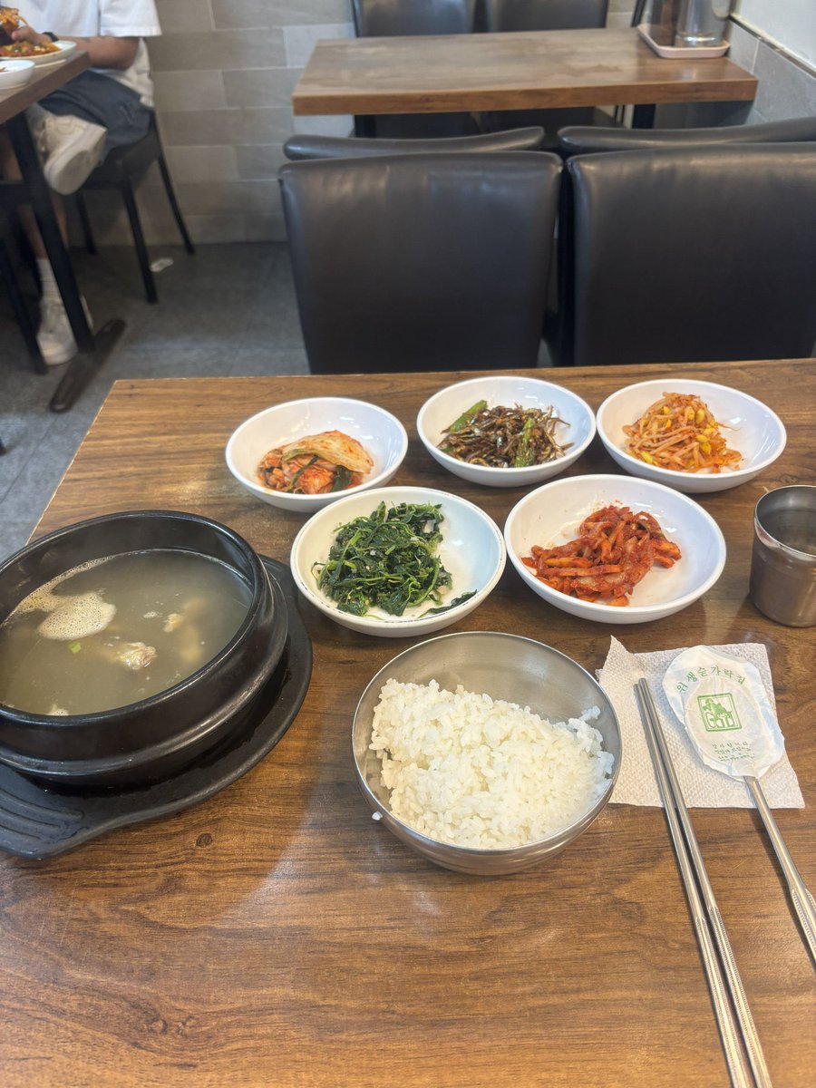 l997iilx's tweet photo. ＜🇰🇷東大門 1人ご飯＞
深夜0時過ぎでも₩10000でカルビタンが食べられるお店(お肉多め)
他にもメニューがたくさんあってビビンバは₩9000でした！
深夜でも空いてるので夜便での入国や東大門でのお買い物途中におすすめ◎

🍽 ユジョン食堂(유정식당)
🇰🇷 서울 증구 신당동 217-111 https://t.co/elk4SpiTWv