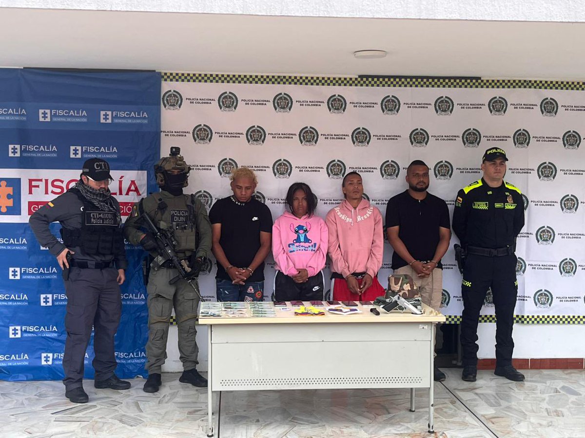Alejandro Eder (@alejoeder) on Twitter photo Siguen cayendo los autores intelectuales y materiales de los ataques terroristas en Cali y Jamundí. El trabajo continúa.
#BloqueDeBisqueda
<a href="/PoliciaColombia/">Policía de Colombia</a>
<a href="/PoliciaCali/">Policía Metropolitana Santiago de Cali</a>
<a href="/FiscaliaCol/">Fiscalía Colombia</a>
<a href="/Ejercito_Div3/">Tercera División del Ejército Nacional</a> Siguen cayendo los autores intelectuales y materiales de los ataques terroristas en Cali y Jamundí. El trabajo continúa.
#BloqueDeBisqueda
<a href="/PoliciaColombia/">Policía de Colombia</a>
<a href="/PoliciaCali/">Policía Metropolitana Santiago de Cali</a>
<a href="/FiscaliaCol/">Fiscalía Colombia</a>
<a href="/Ejercito_Div3/">Tercera División del Ejército Nacional</a>