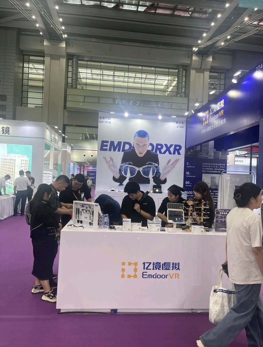 SalveKachru's tweet photo. AI glasses are everywhere in Shenzhen
The next tech wave is here
Very soon markets will be flooded with AI glasses and a new era of vision intelligence will begin

Who's building the next big brand?
#AI #AIGlasses #FutureTech #Shenzhen #VisionIntelligence https://t.co/82yBzWhlXU
