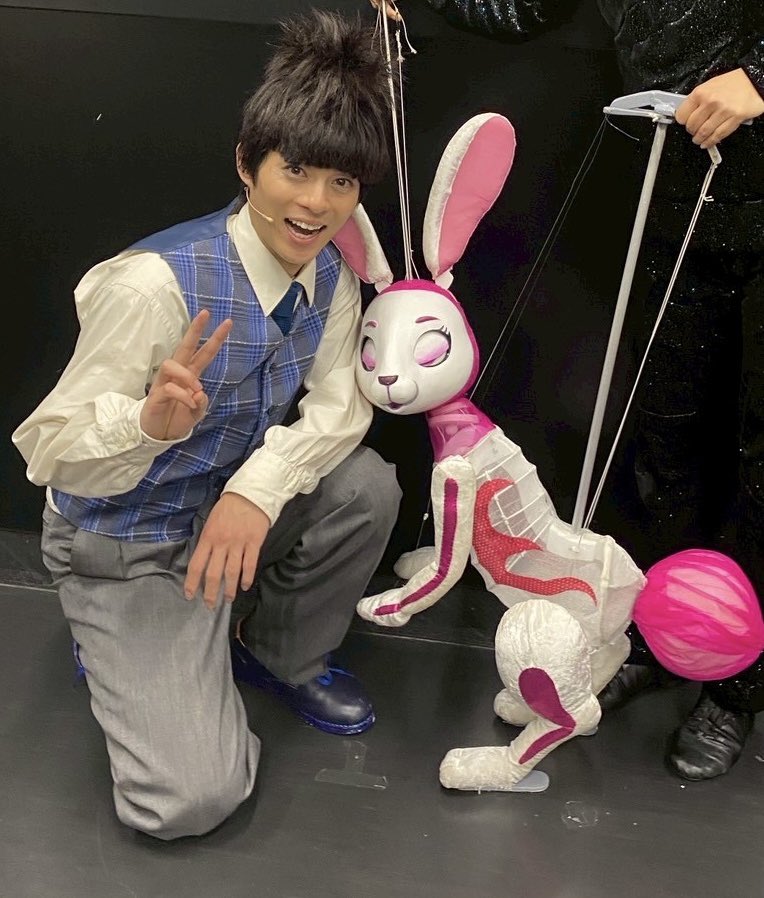 misato_matsumo's tweet image. W3本日もありがとうございました🐰
五目&amp;amp;プッコ役の崇人くんと📷✨

崇人くんは、舞台上でも舞台裏でもいつも元気😄一緒にいると元気になる🦆

自分以外の芝居もよく見ていて「ここ、めっちゃ良いですよね！」と声かけてくれるのも嬉しい☺️

明日は18時開演です🐇

#ワンダースリー
#ひとみ座
#人形劇