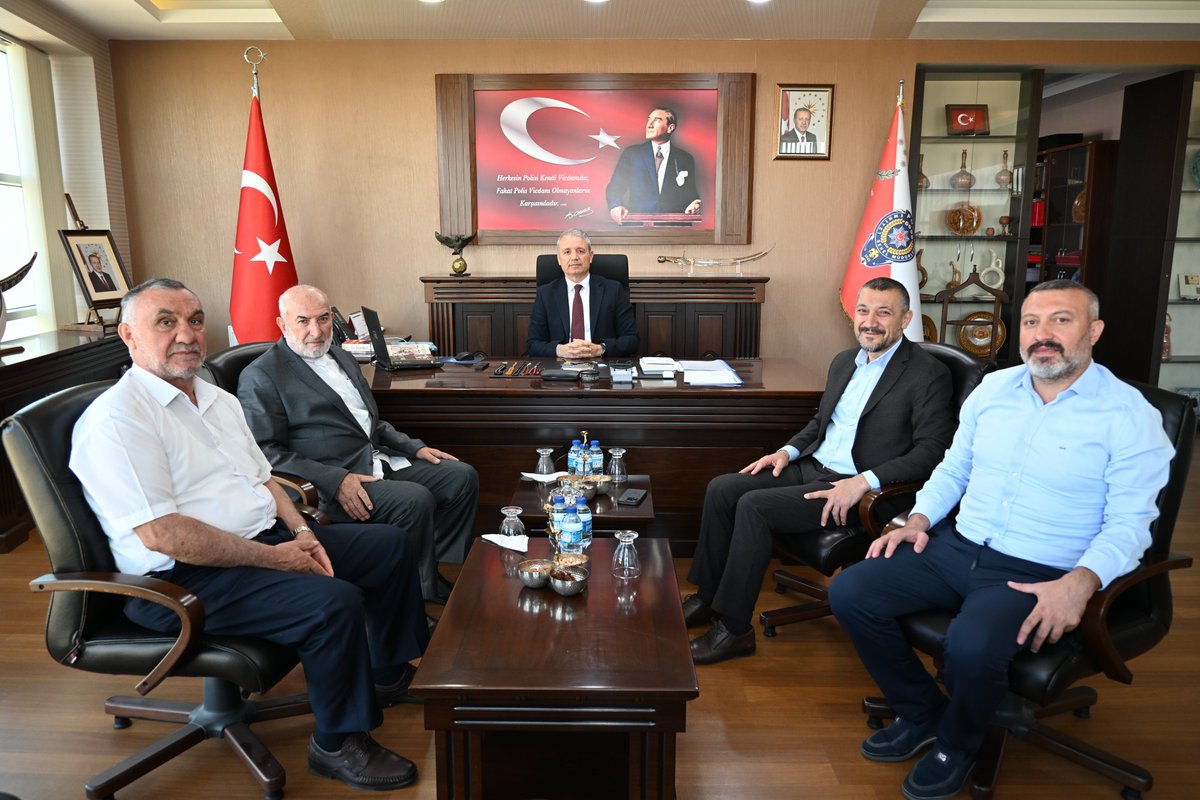 İlimizin Kanaat Önderlerinden Hafız Cemil USTA Hoca ile AK Parti Eski Milletvekili Mustafa AÇIKGÖZ ve beraberindeki heyet,  İl Emniyet Müdürümüz Sayın Ali LOĞOĞLU’ nu makamında ziyaret ettiler.

#GüvenliŞehirNevşehir