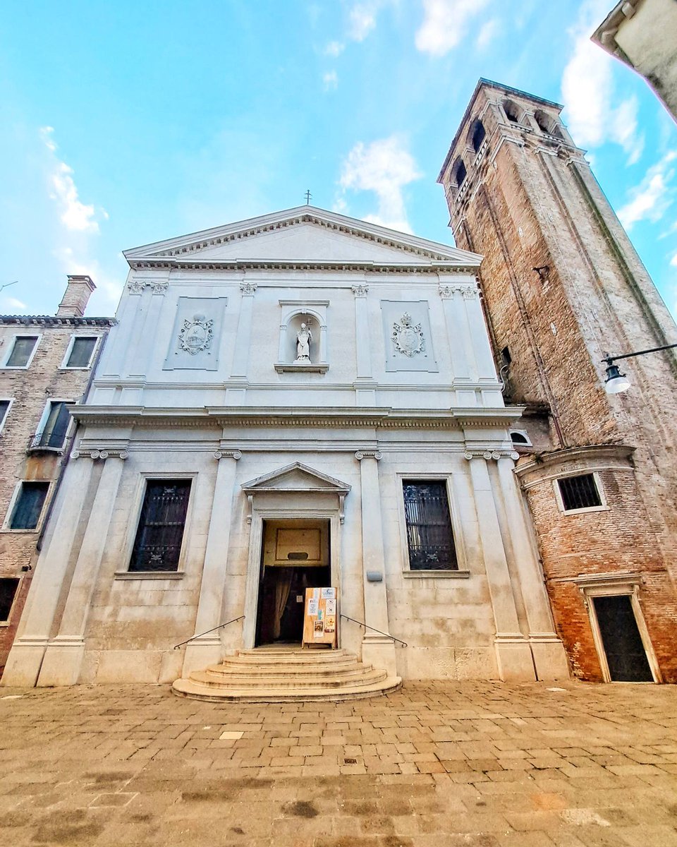 📍La Chiesa di San Silvestro a #Venezia, affacciata sull'omonimo campo, sorge a pochi passi dal Ponte di Rialto, dopo una passeggiata lungo la Riva del Vin.

✨ La sua facciata principale si affaccia su Rio Terà San Silvestro, un canale - oggi interrato - che collegava