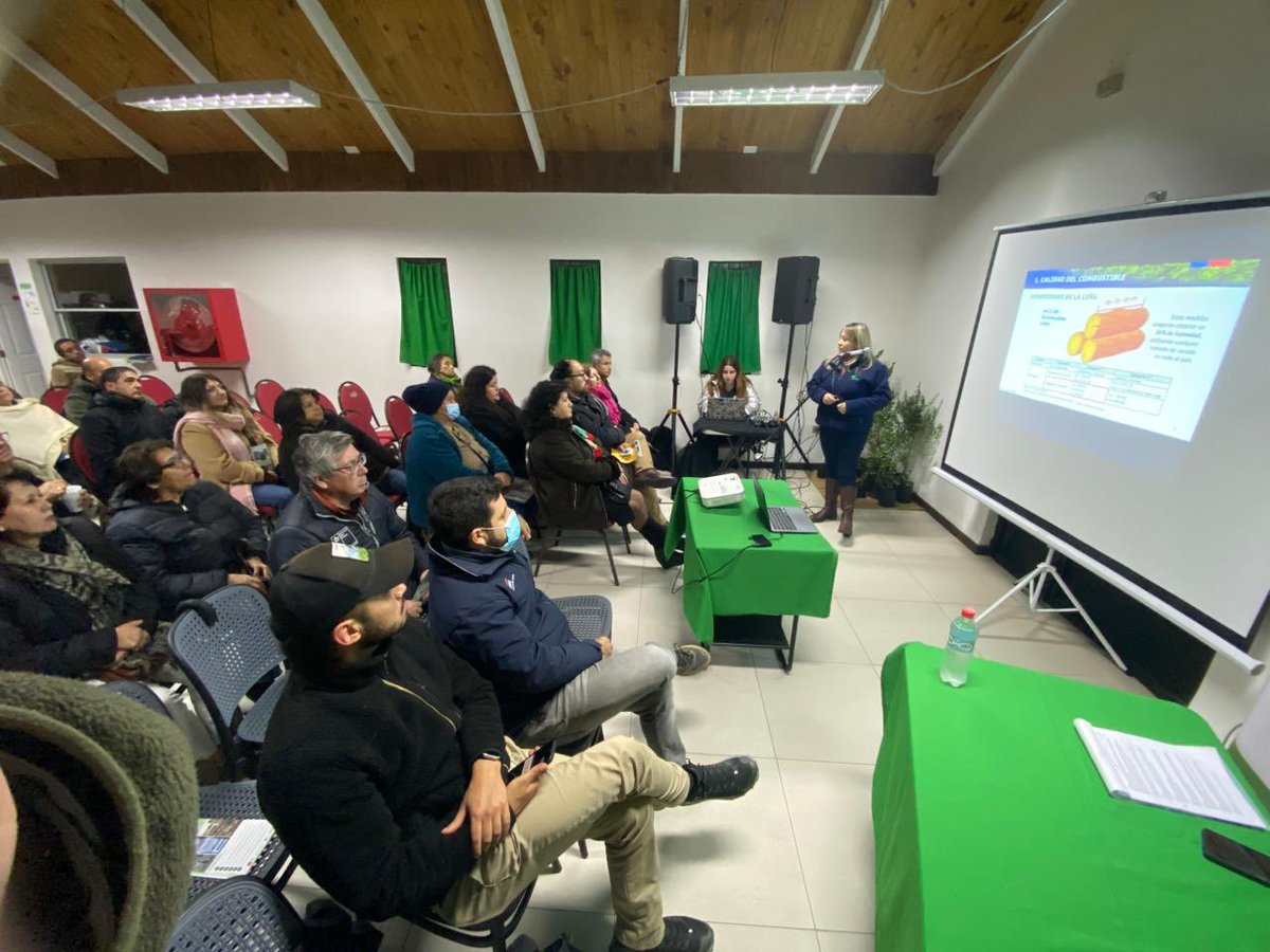 Nuestro equipo de #Dendroenergía formó parte del Seminario de Calidad del Aire, organizado por la Municipalidad de #Hualpén.

Realizamos una charla sobre eficiencia energética de biocombustibles sólidos  🪵 y su impacto en la sostenibilidad ambiental 🌱