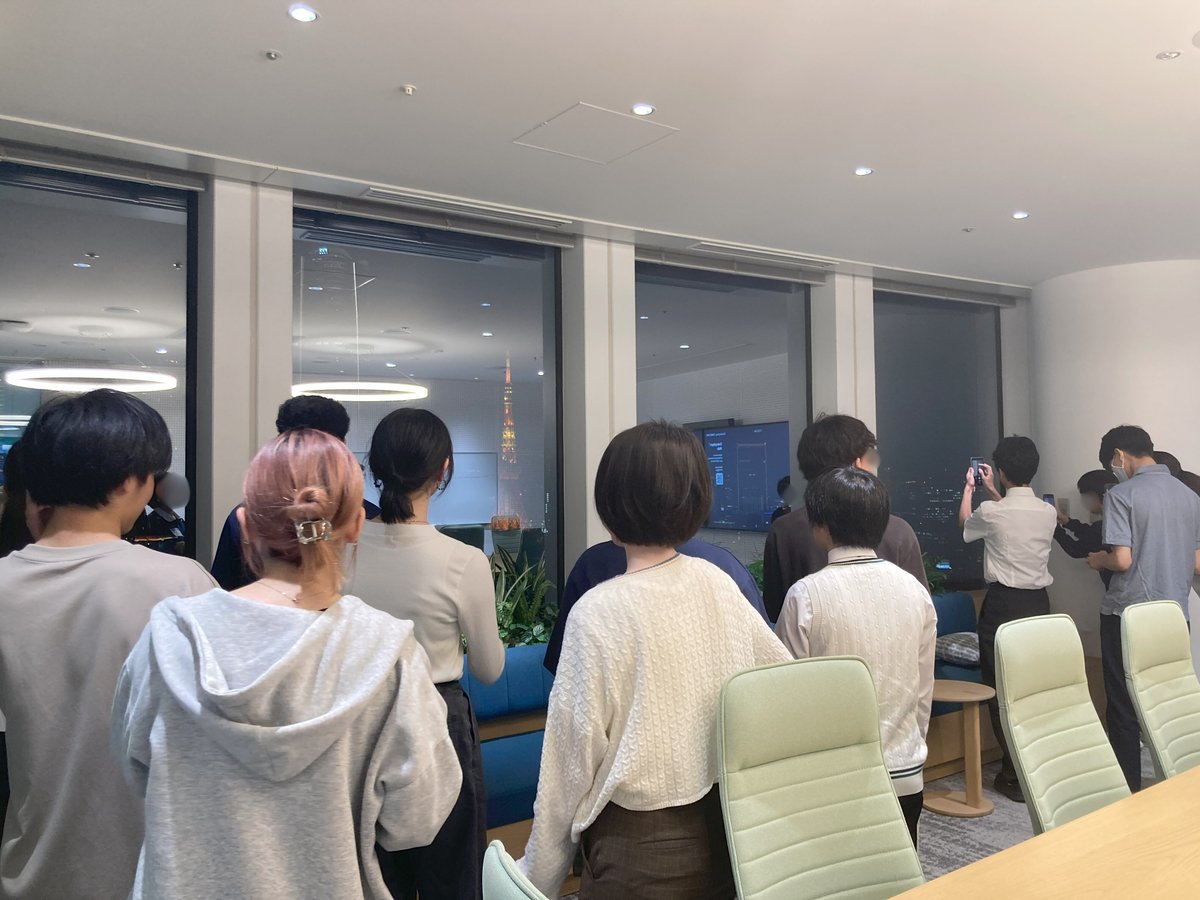 npo_clack's tweet image. Tech Runwayに通う高校生がWorkday Japanを訪問🏢
 東京タワーが見える会議室に感動しつつ、社員とキャリアや価値観について語り合う時間に✨
 「こんな会社で働きたい！」という声も☺️
 #高校生の学び #キャリア教育 #TechRunway #CLACK