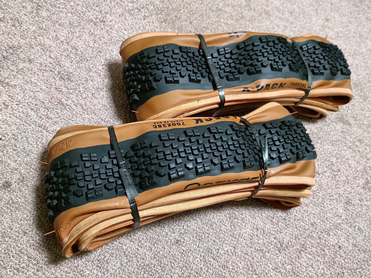 ちなみにこのタイヤのバカなところは2本で3200円だったこと 意味わからん