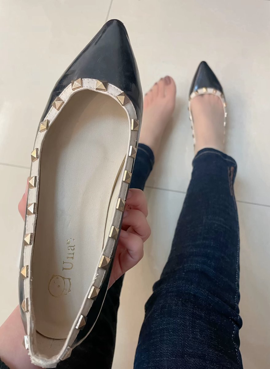 可恶的雨水，下在我的鞋子里了😠 脚底都是水，这样有个小狗，一口闷了就完美了，论一条狗的重要性！
#女高中生 #原味 #脚底 #小皮鞋