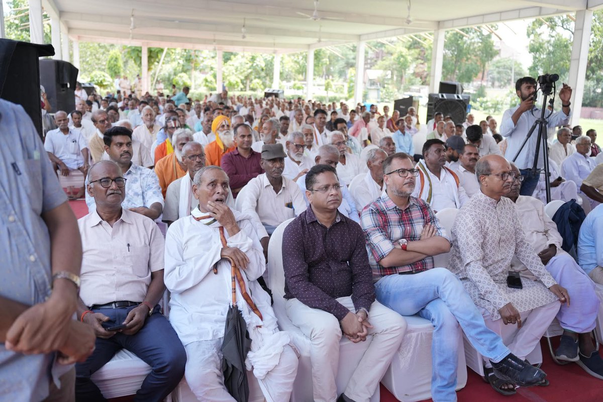 #स्वामी_सहजानन्द_सरस्वती की 75वीं पुण्यतिथि पर #बिहटा स्थित सीताराम आश्रम में भव्य कार्यक्रम का आयोजन। उपमुख्यमंत्री सम्राट चौधरी, मंत्री विजय चौधरी सहित अन्य हुए शामिल। वे बोल- स्वामी सहजानंद सरस्वती राष्ट्रवादी नेता, स्वतंत्रता सेनानी के साथ ही भारत में किसान आंदोलन के जनक थे।