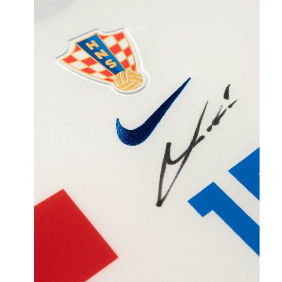 authentico_wsc's tweet photo. 〈新商品〉
 #ルカ・モドリッチ【直筆サイン入り】クロアチア代表ユニホーム2022-23（フレーム入り）

https://t.co/tFL11oQozH

 #Authentico
 #オーセンティコ
 #スポーツメモラビリア
 #ワールドスポーツコミュニティ
 #直筆サイン https://t.co/zFzsicWkaj