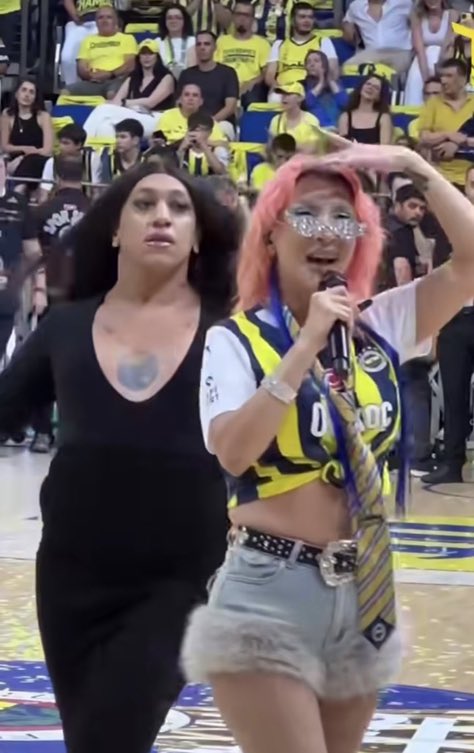Sayın Ali Koç… . Gerçekten Fenerbahçe ye müthiş ve evrensel bir vizyon kazandırdınız. Kupayı şeytandan alıp, basketbol şampiyonluğunu da bir Trans bireyle kutlamak hiçbir Fenerbahçe başkanına nasip olmamıştır. Kutlarım böyle devam edin.