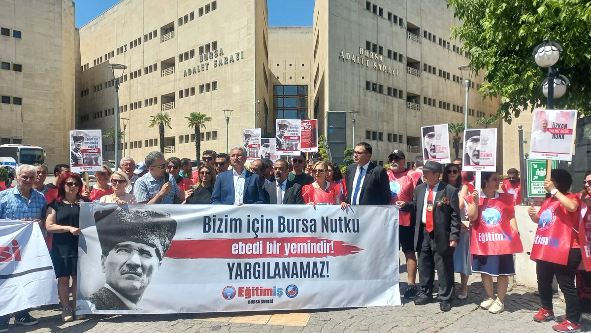 egitimisbursa's tweet photo. Şube Başkanımız Özkan Rona'nın Bursa Adliyesinde görülen duruşması, fiziksel koşullar yetersizliği nedeniyle ileri bir tarihe ertelenmiştir.

#bursanutkuyargılanamaz

#özkanronayalnızdeğildir https://t.co/lJNgtCEodU