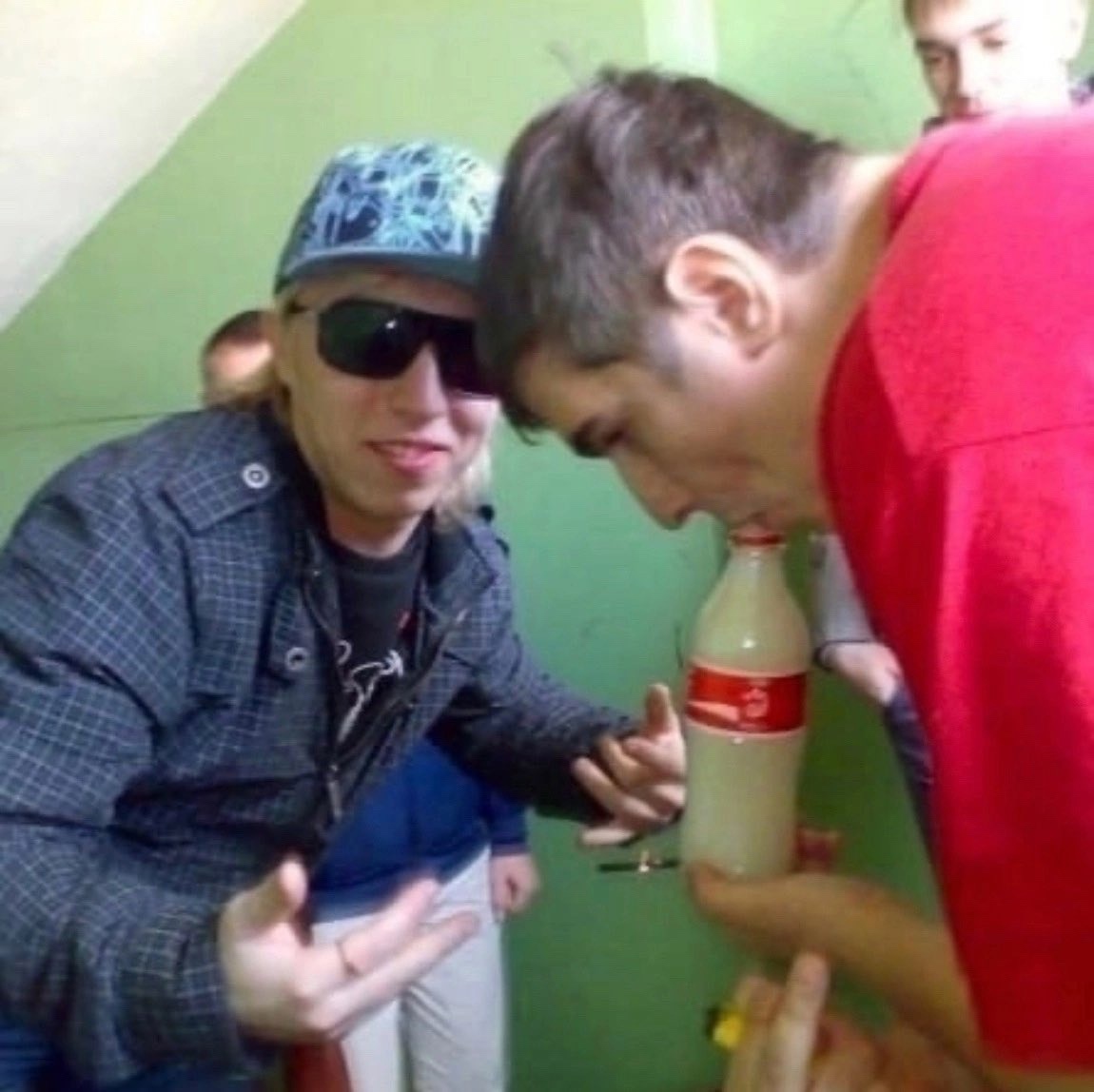 Витя АК такой приколист. Закинул своему другу ментос в колу😩